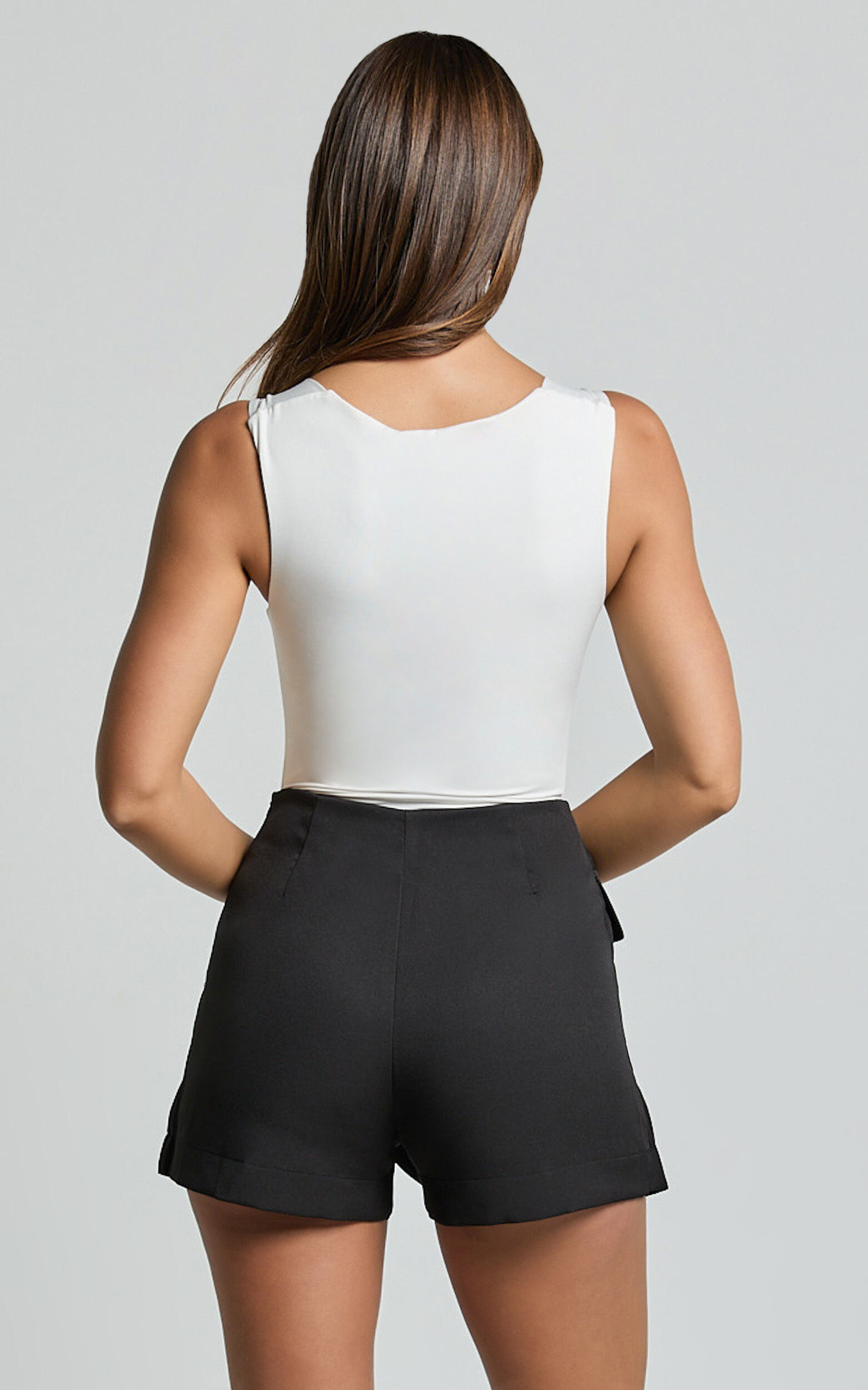 Abbie Mini Skort - Pleated Skort With Pocket Detail in Black