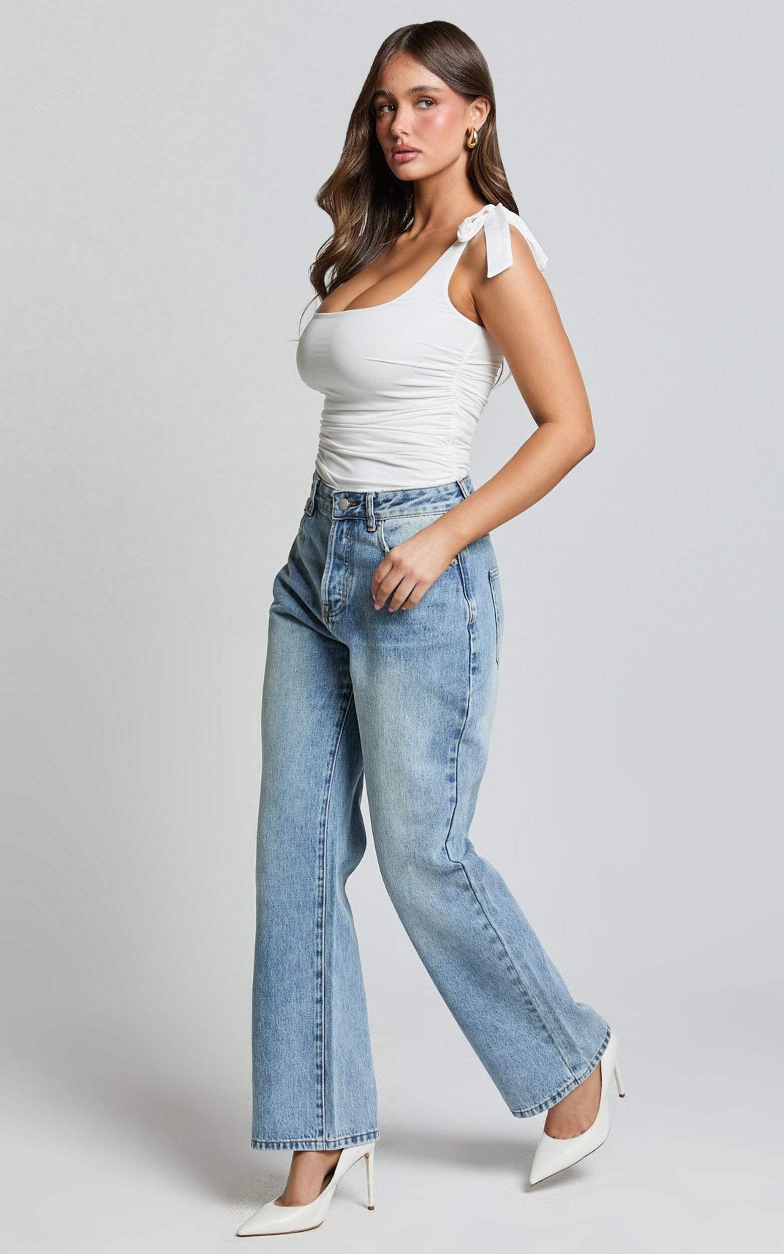 Bowie Jeans - Mid Rise Recycled Relaxed Denim Jeans in Light Blue Wash