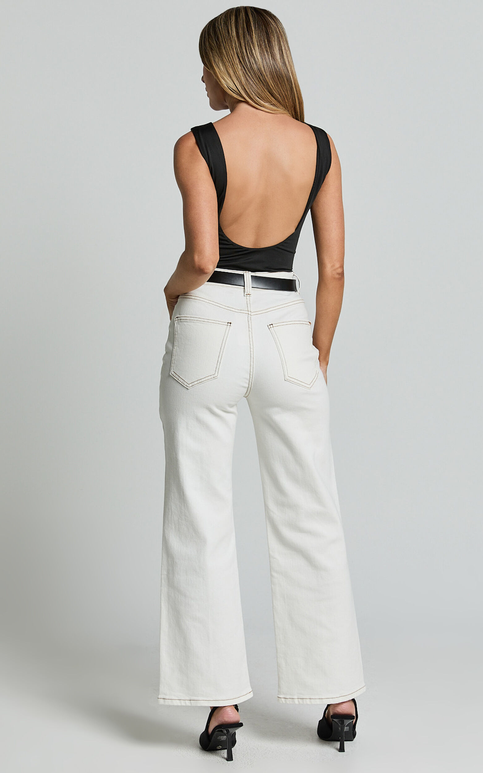 Malcolm Jeans - Mid Rise Contrast Stitch Flared Denim Jeans in White Denim