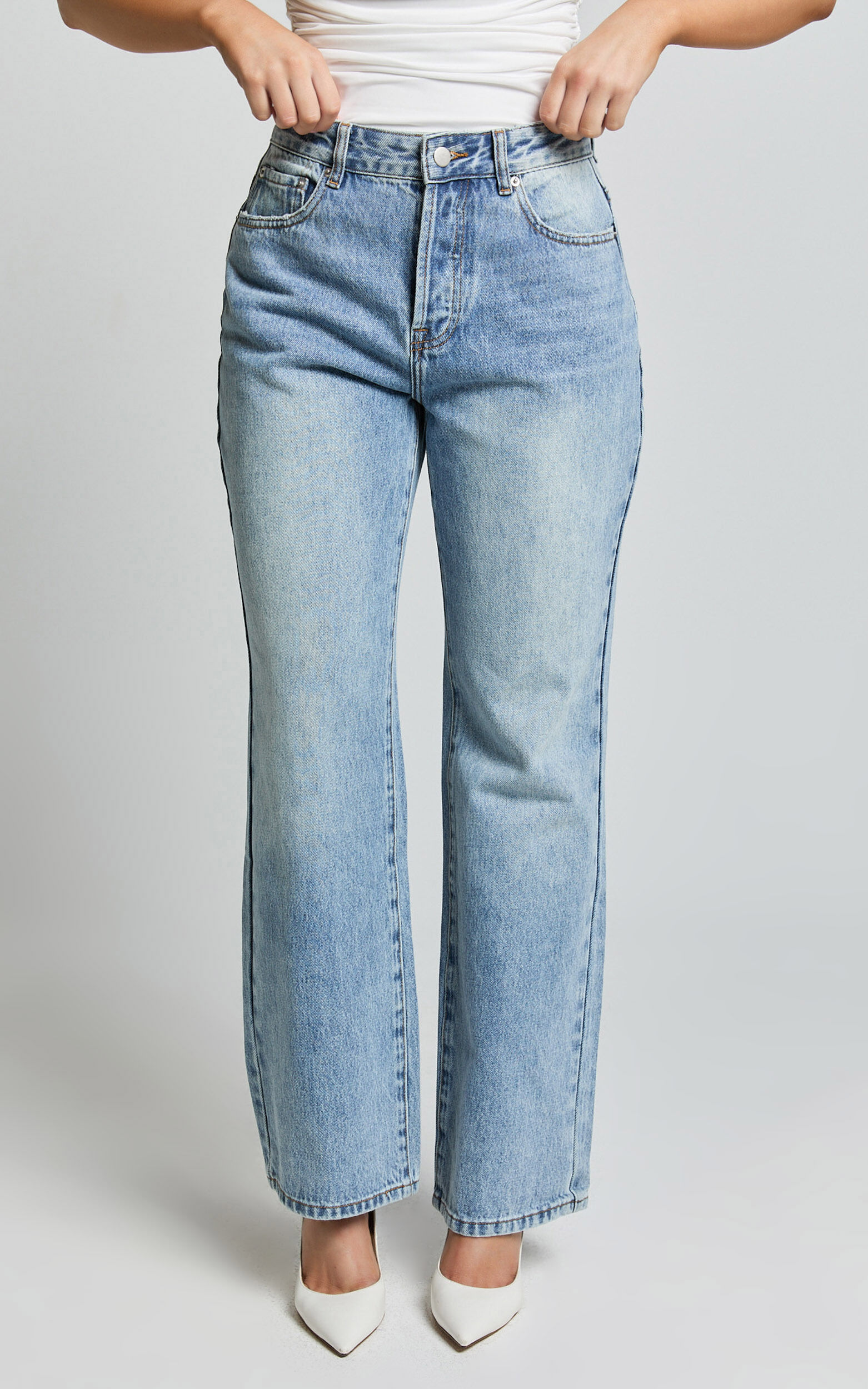 Bowie Jeans - Mid Rise Recycled Relaxed Denim Jeans in Light Blue Wash
