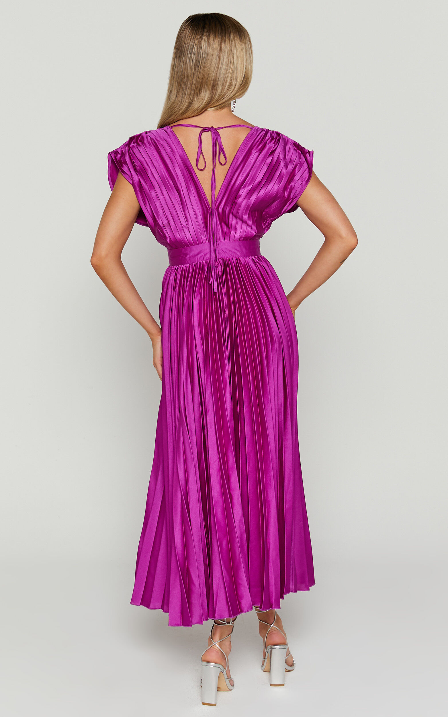 Della Midi Dress - Plunge Neck Short Sleeve Pleated Dress in Grape