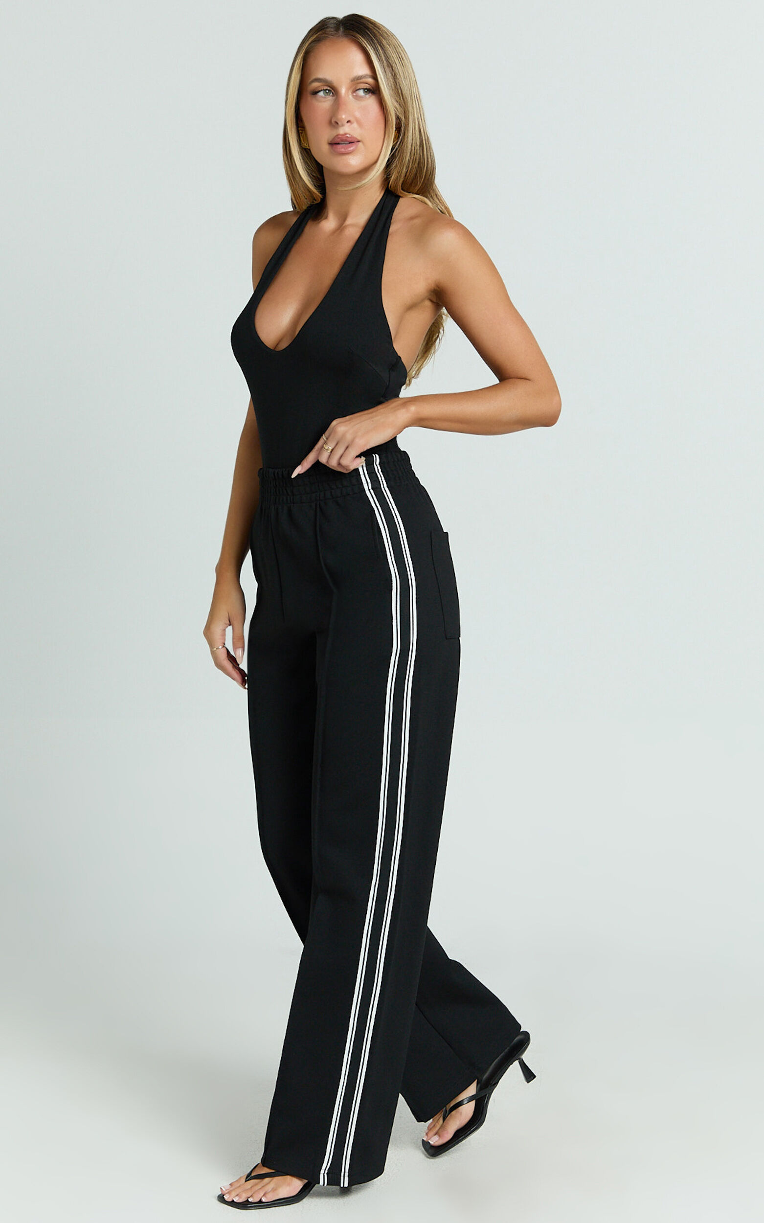 Aleona Pants - Mid Rise Relaxed Straight Pants in Black