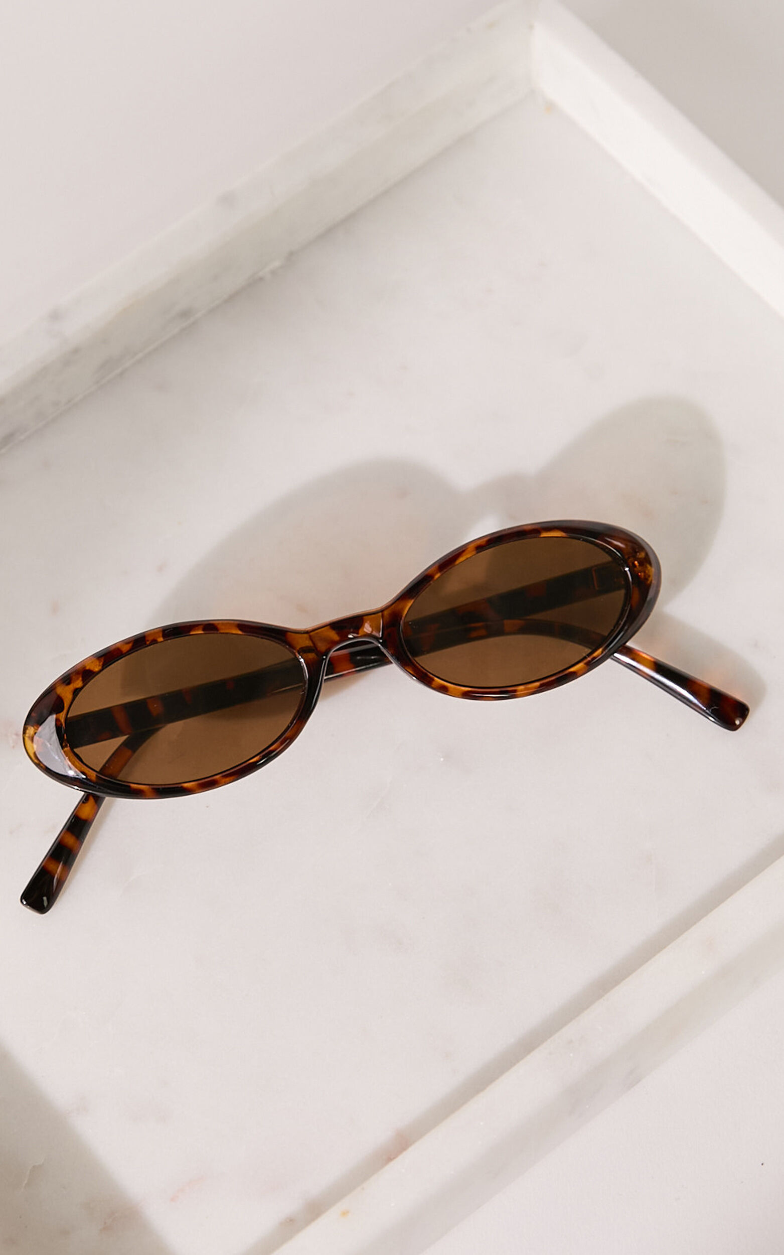 Ezra Thin Oval Sunglasses in Tort