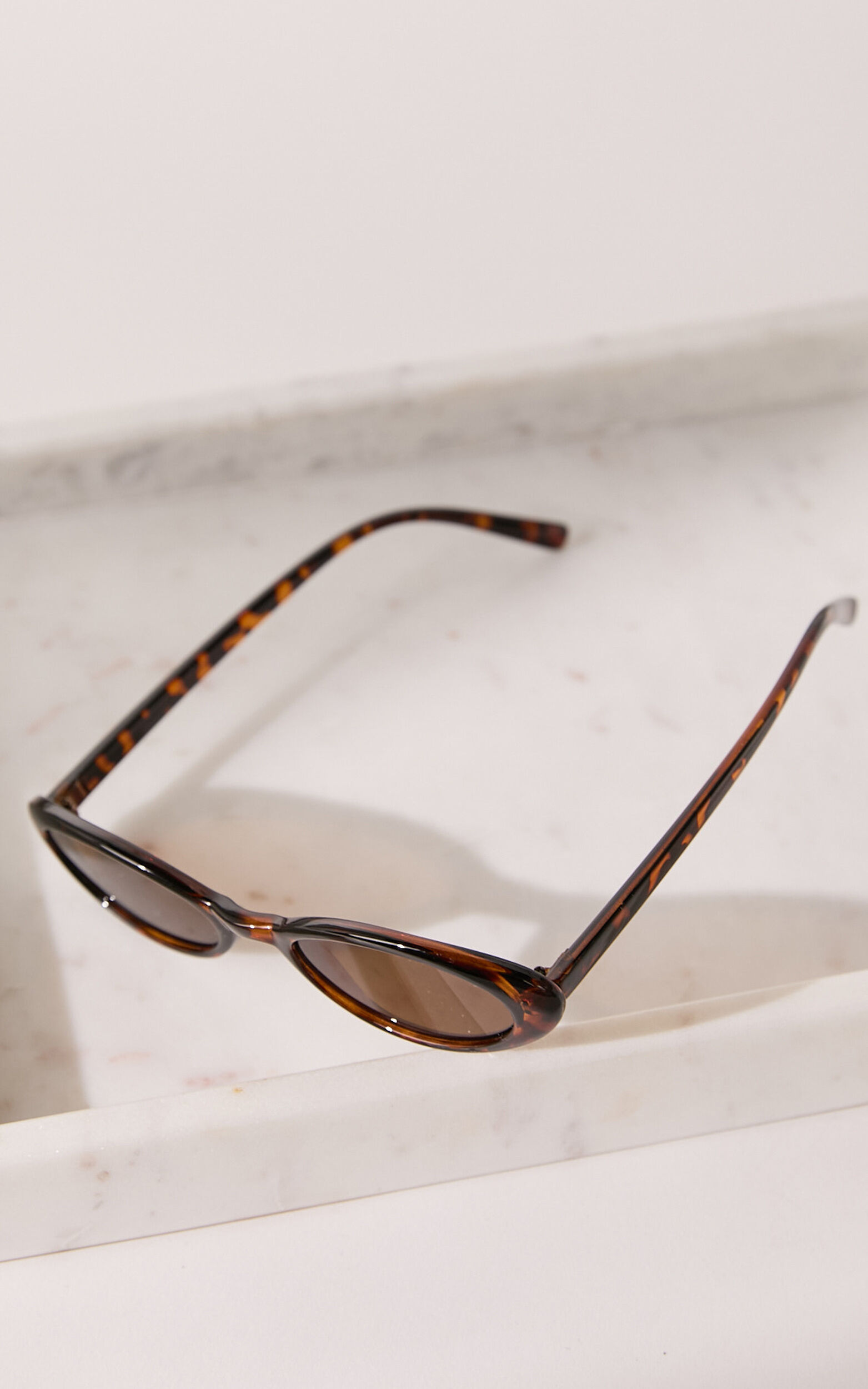 Ezra Thin Oval Sunglasses in Tort
