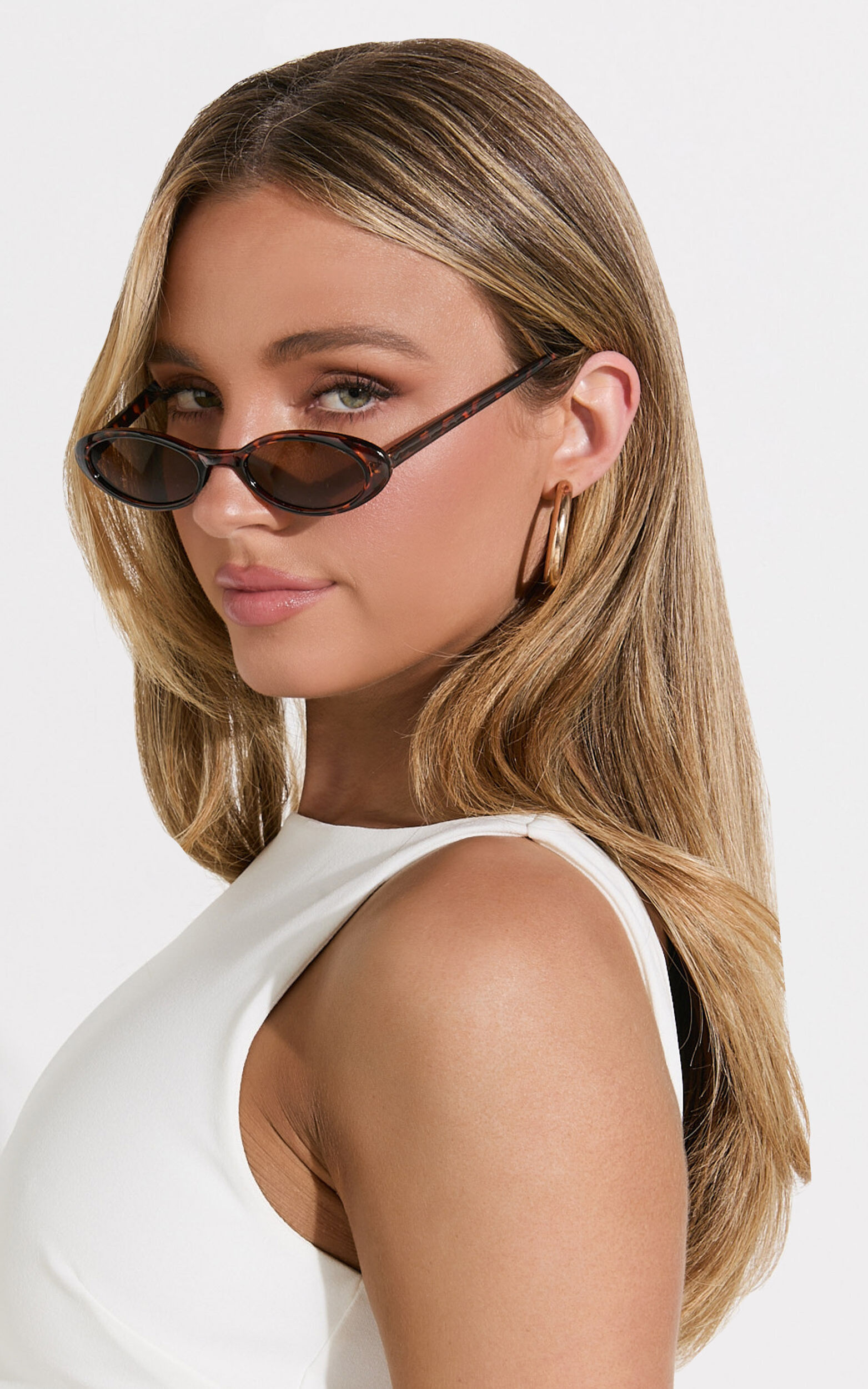 Ezra Thin Oval Sunglasses in Tort