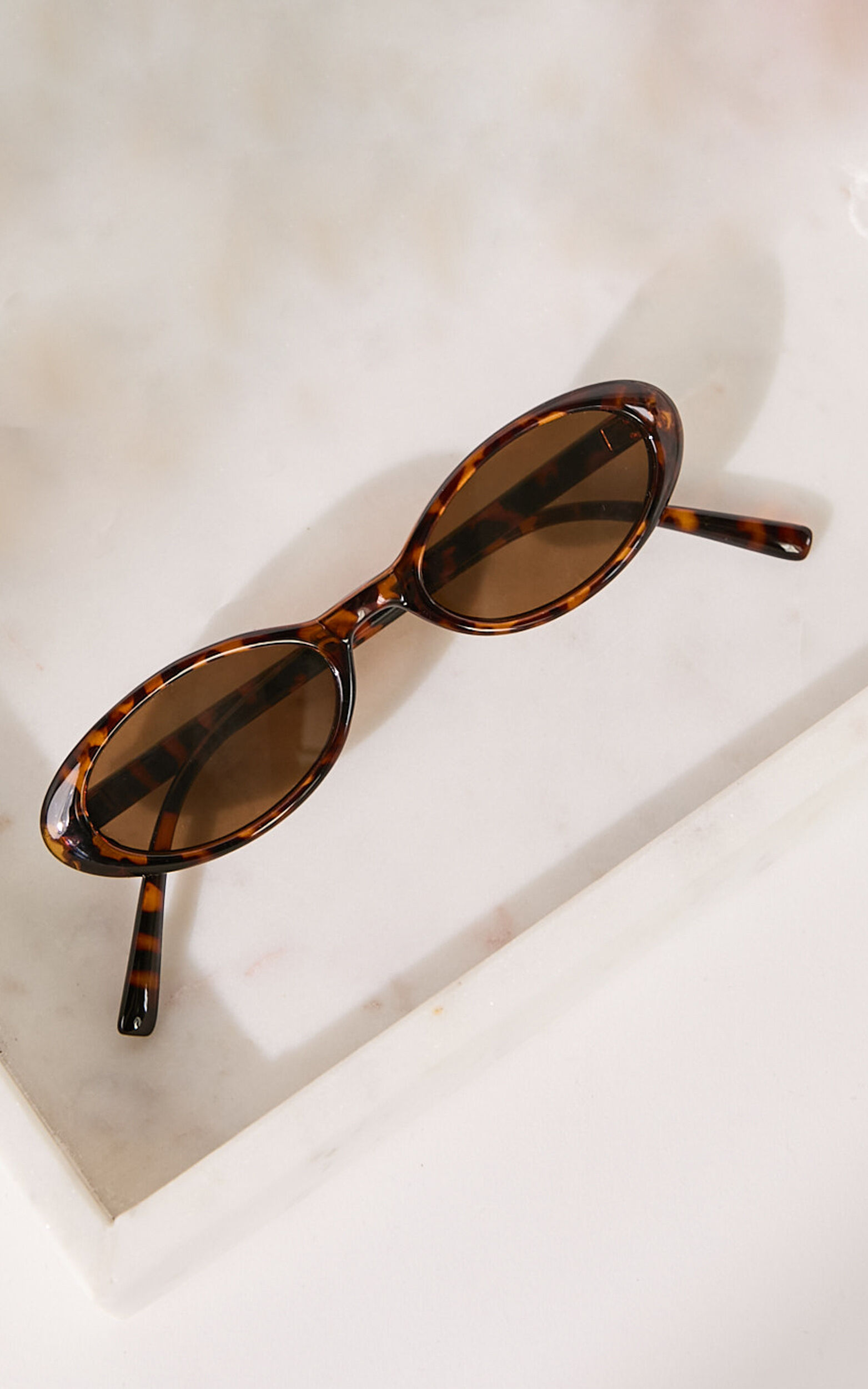 Ezra Thin Oval Sunglasses in Tort