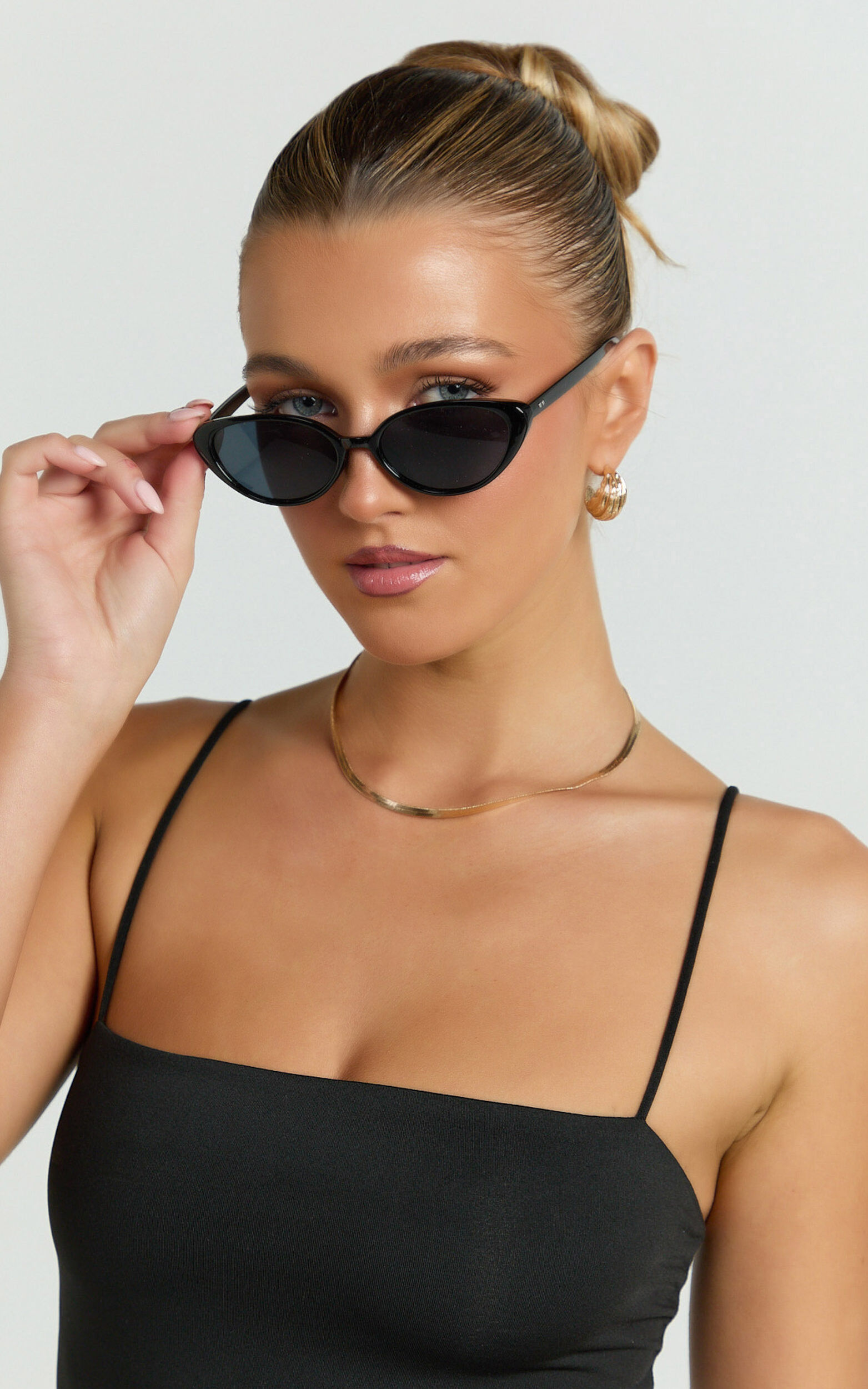 Yvette Sunglasses - Cat Eye Sunglasses in Black