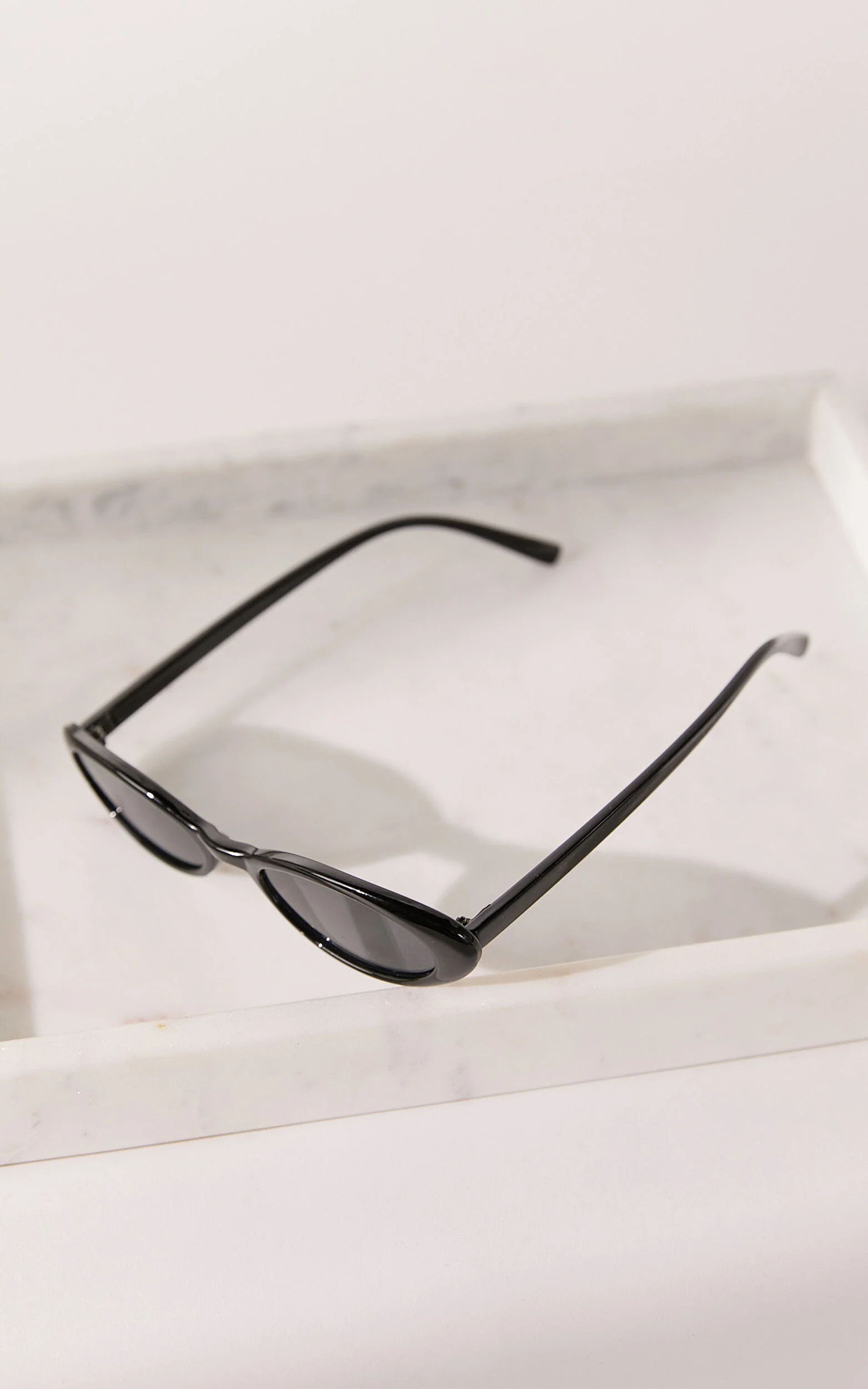 Ezra Thin Oval Sunglasses in Black