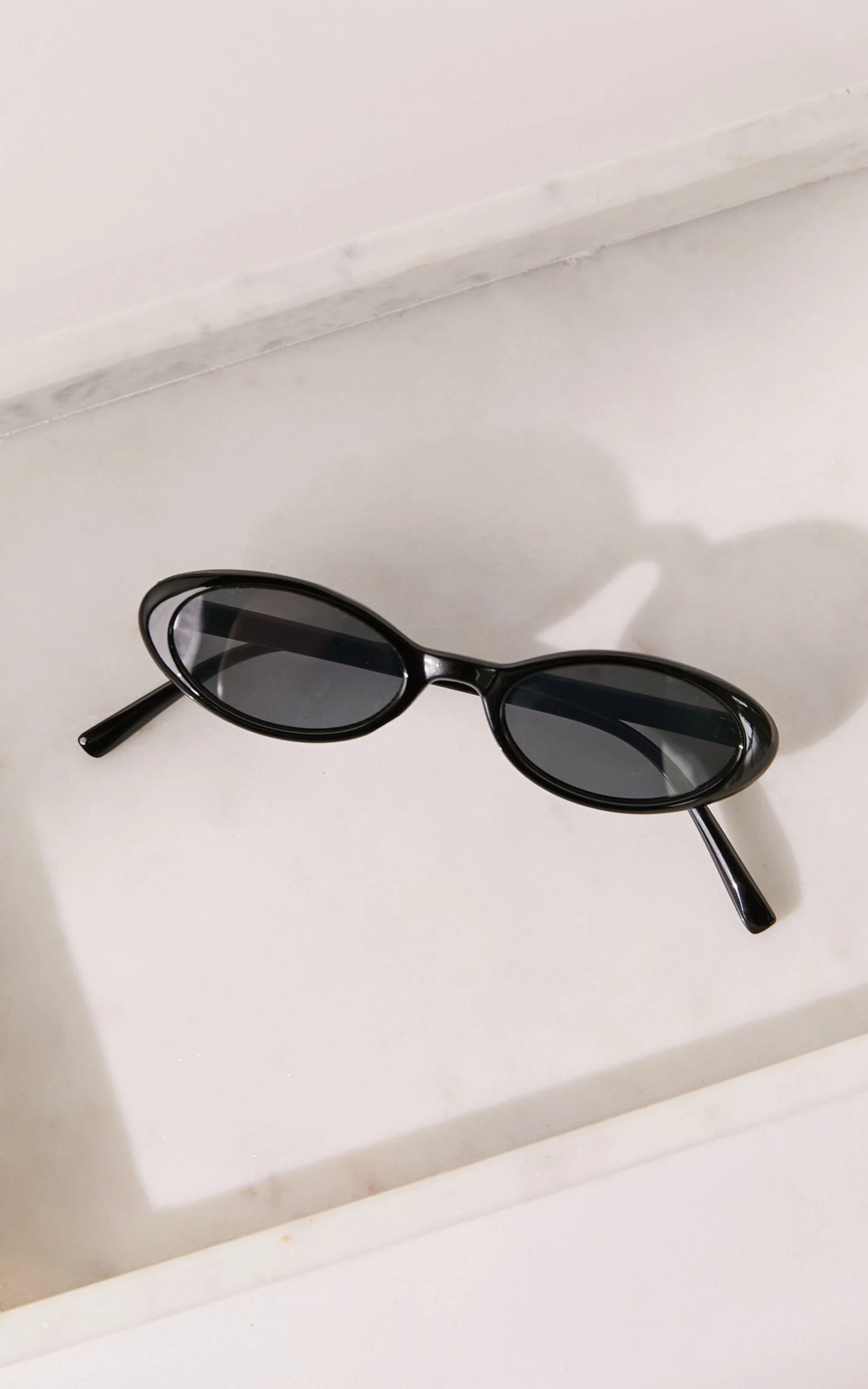 Ezra Thin Oval Sunglasses in Black