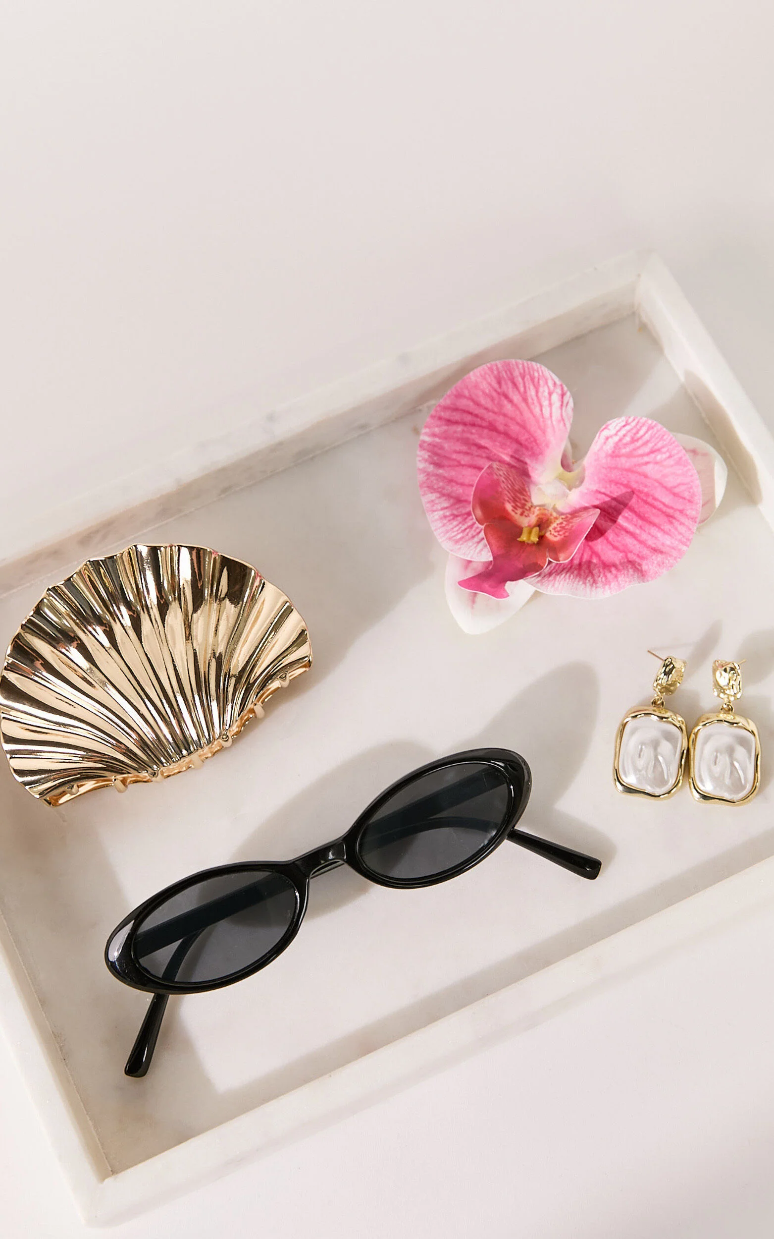 Ezra Thin Oval Sunglasses in Black