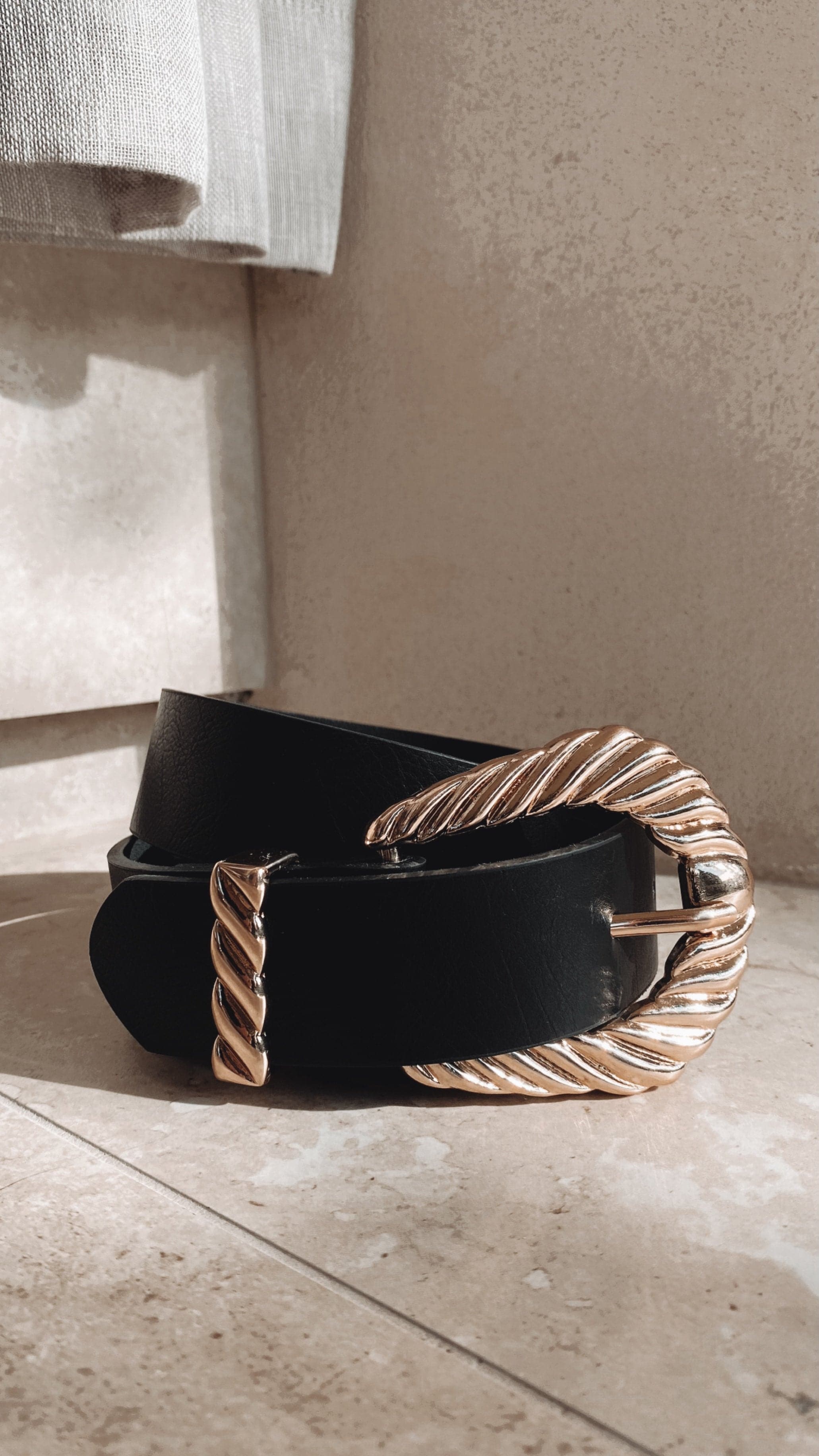 Amelie Twist Buckle Belt - Black/Gold