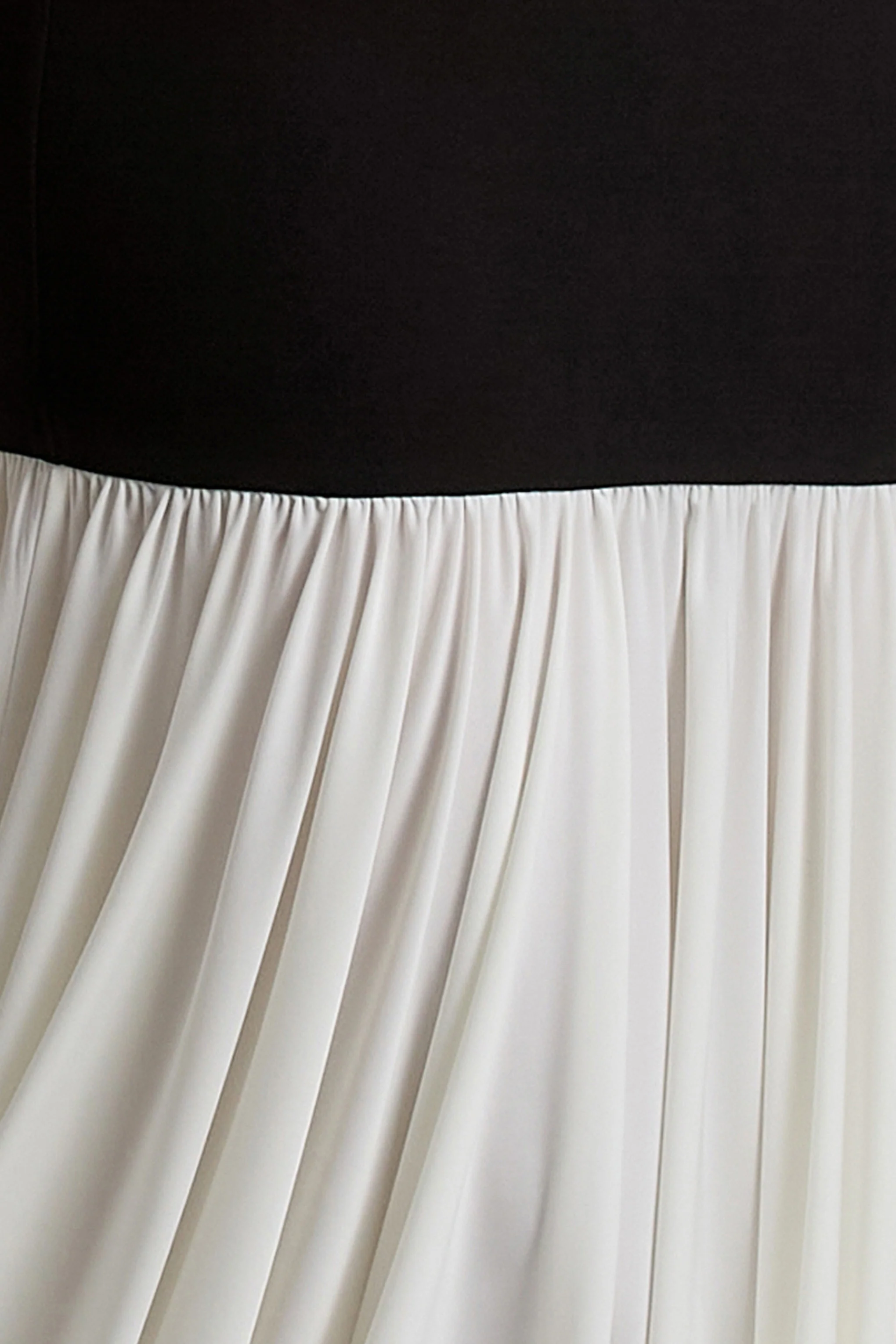 Cinzia | Black & White Puff-Sleeve Volume-Hem Midi Dress