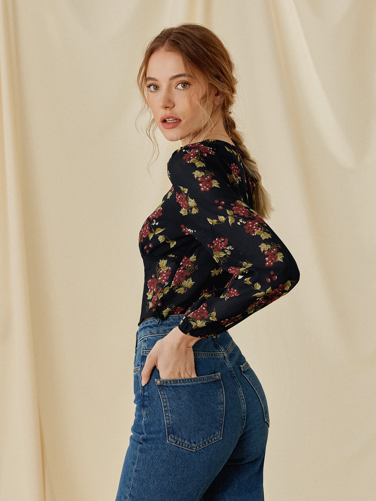 Thecomense - Cropped V-Neck Contrast Floral Top