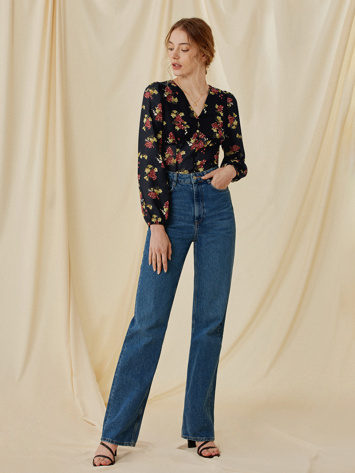 Thecomense - Cropped V-Neck Contrast Floral Top