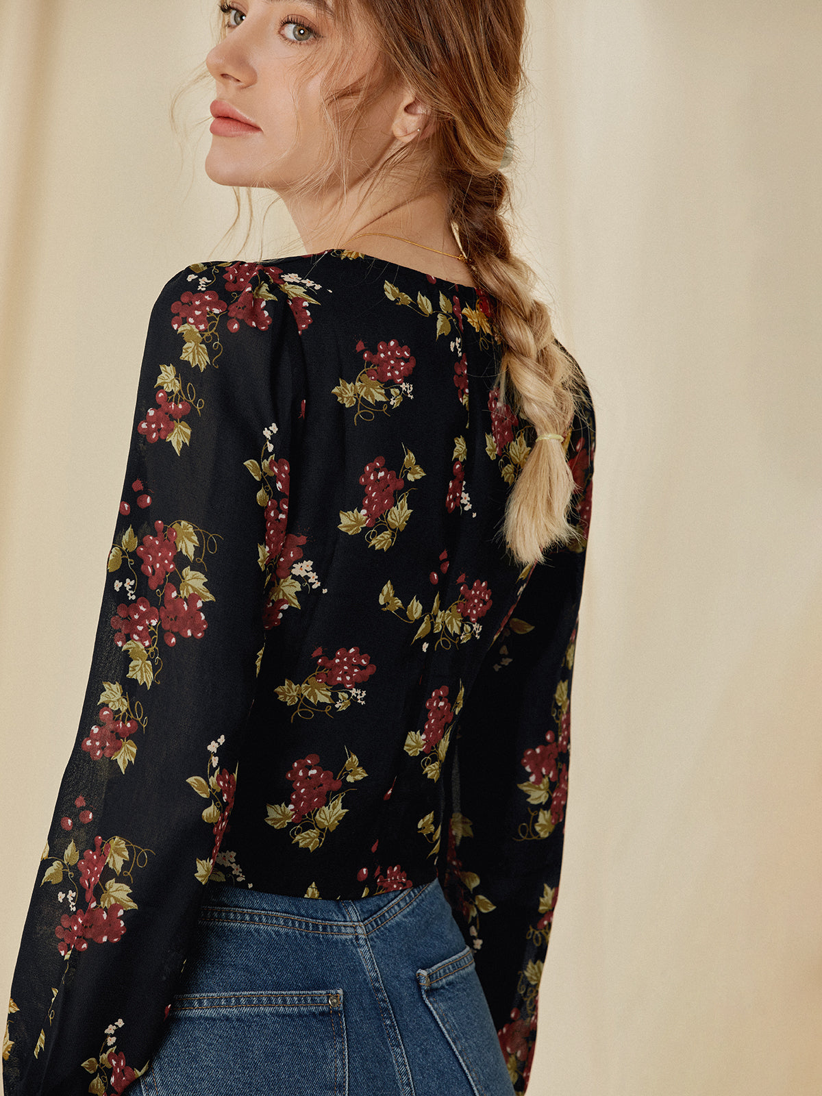 Thecomense - Cropped V-Neck Contrast Floral Top