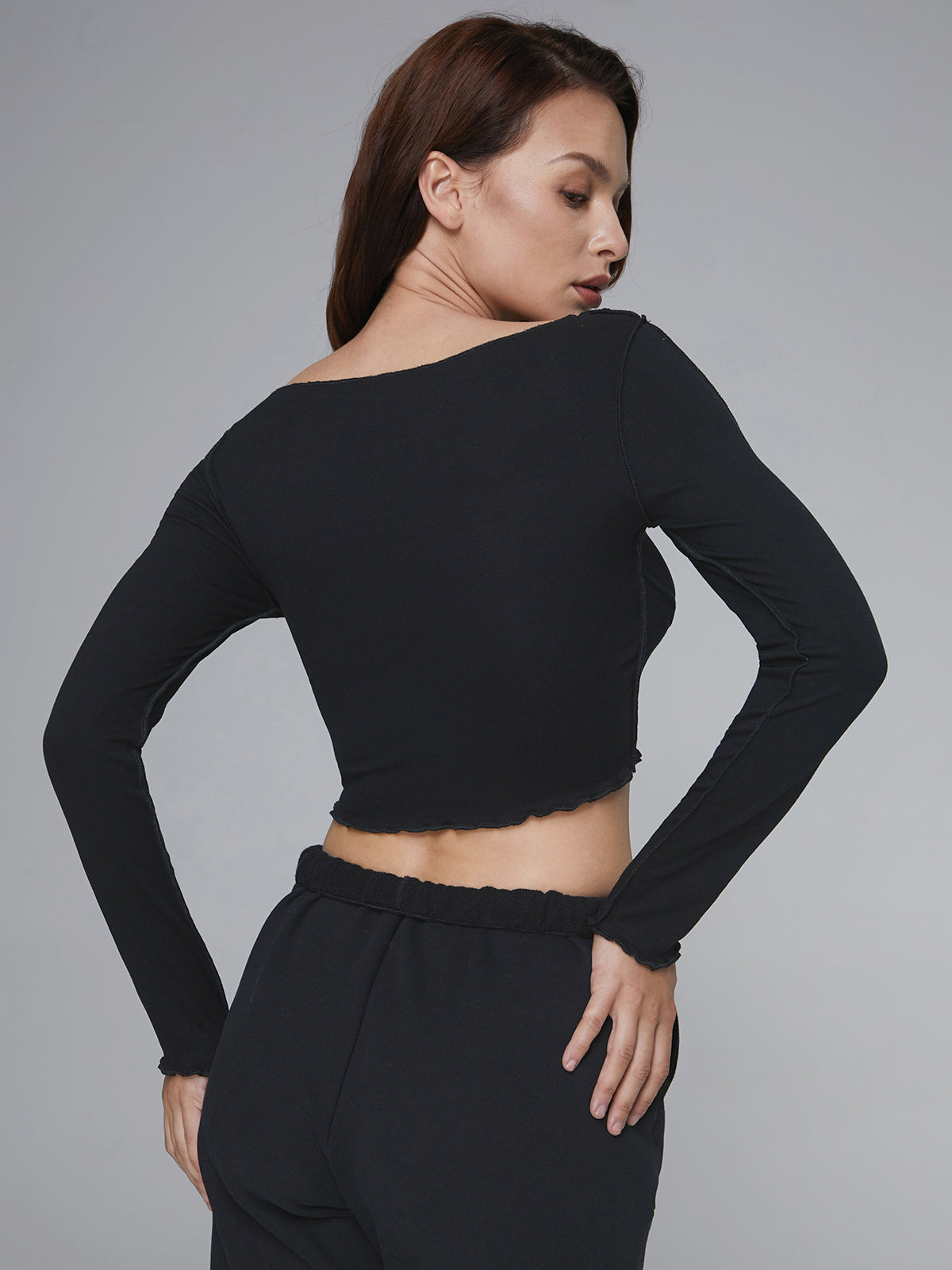 Thecomense - Street Essential - Asymmetrical Cropped Long Sleeve Top