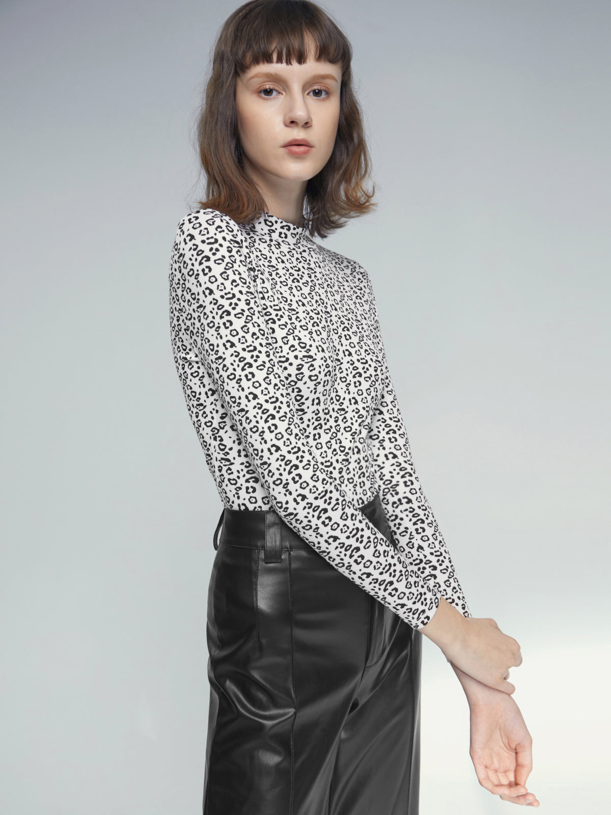 Thecomense - Black and White Spotted Mockneck Long Sleeve Top