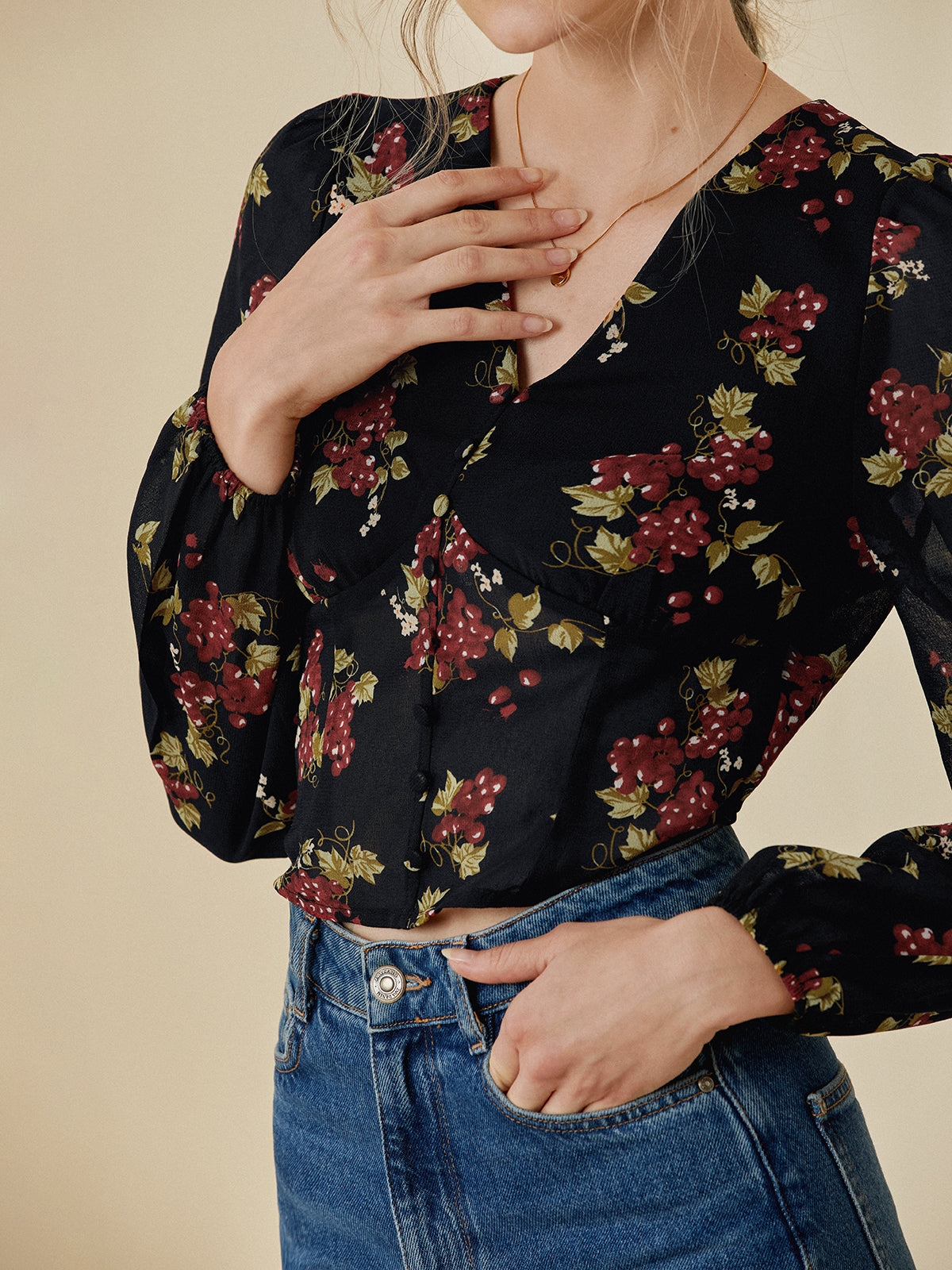 Thecomense - Cropped V-Neck Contrast Floral Top