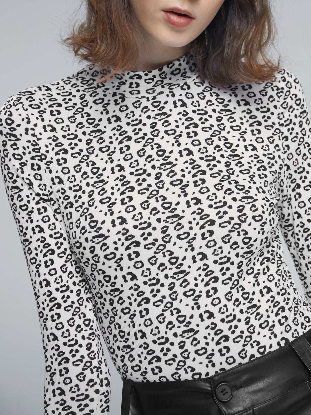 Thecomense - Black and White Spotted Mockneck Long Sleeve Top