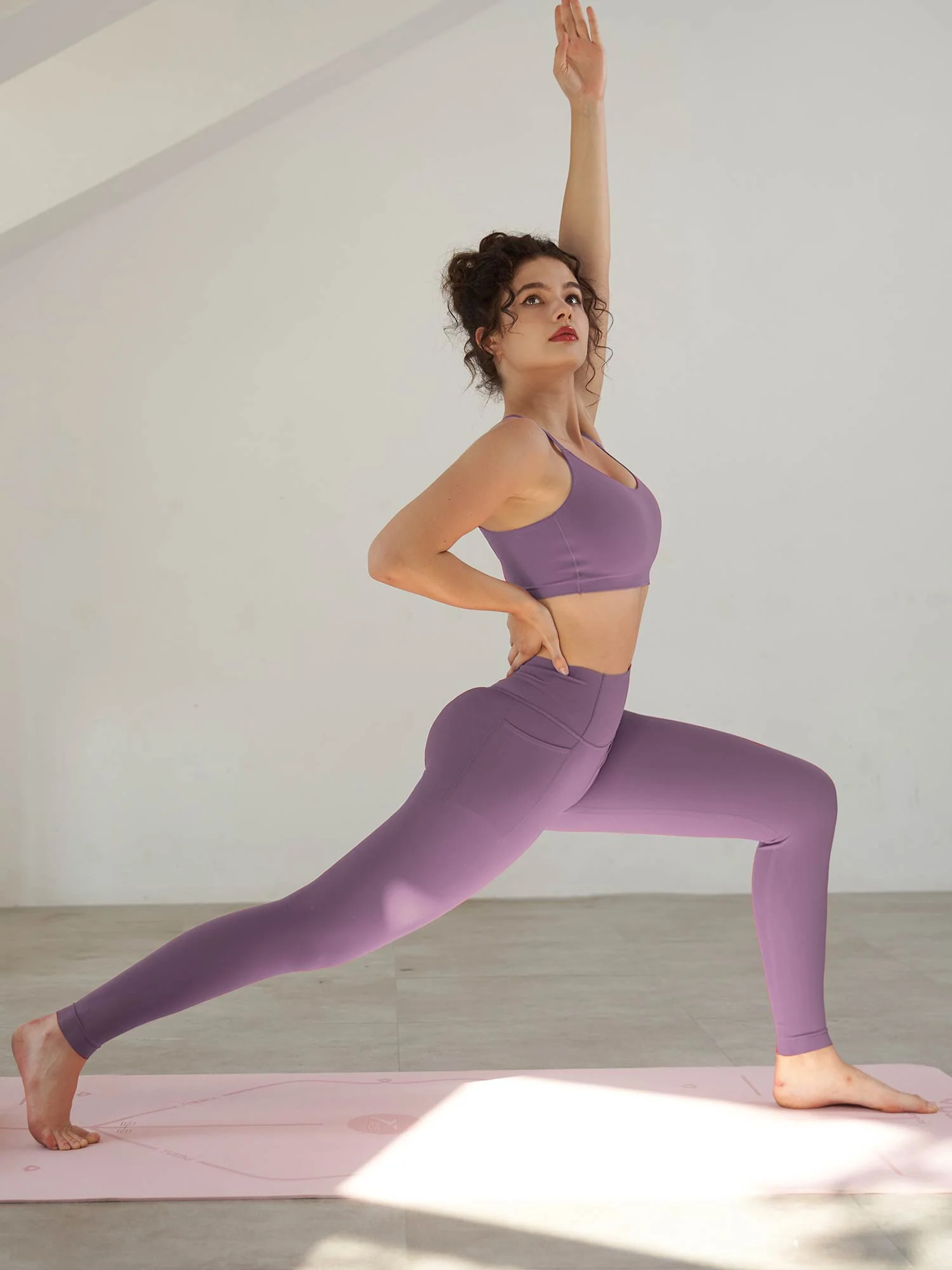 Freeleaf Cross-Strap Low-Impact Sports Bra