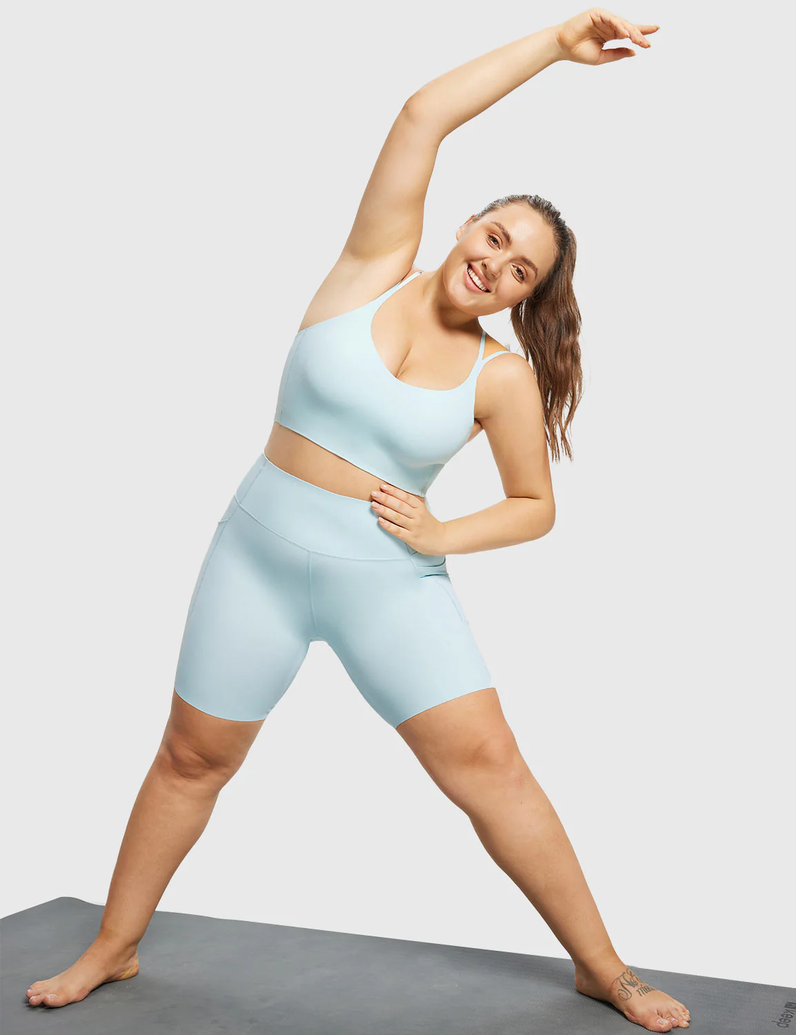 Freeleaf Cross-Strap Low-Impact Sports Bra