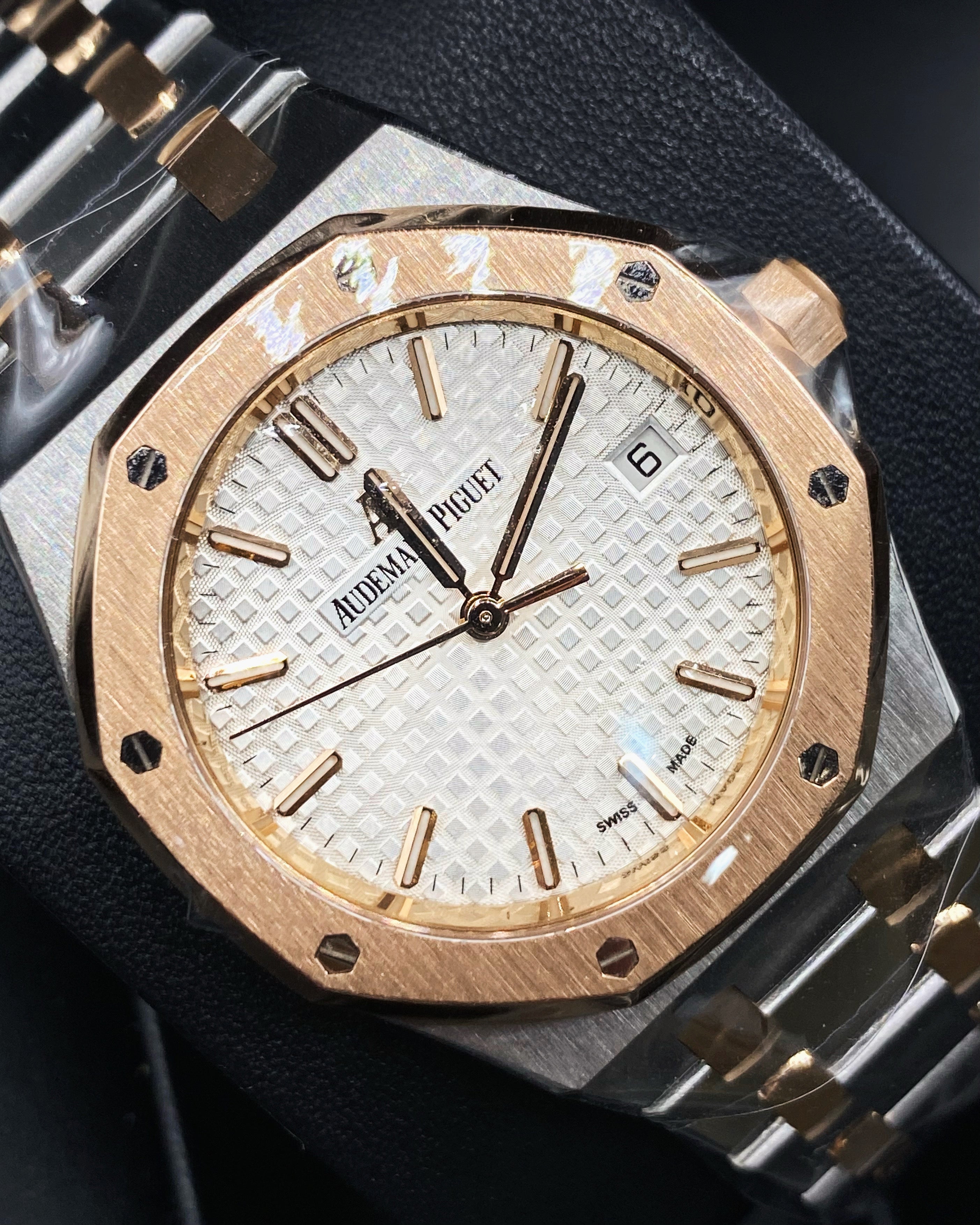 Audemars Piguet Royal Oak Selfwinding Silver dial, 37mm, Steel and 18k Rose gold, - Orolen