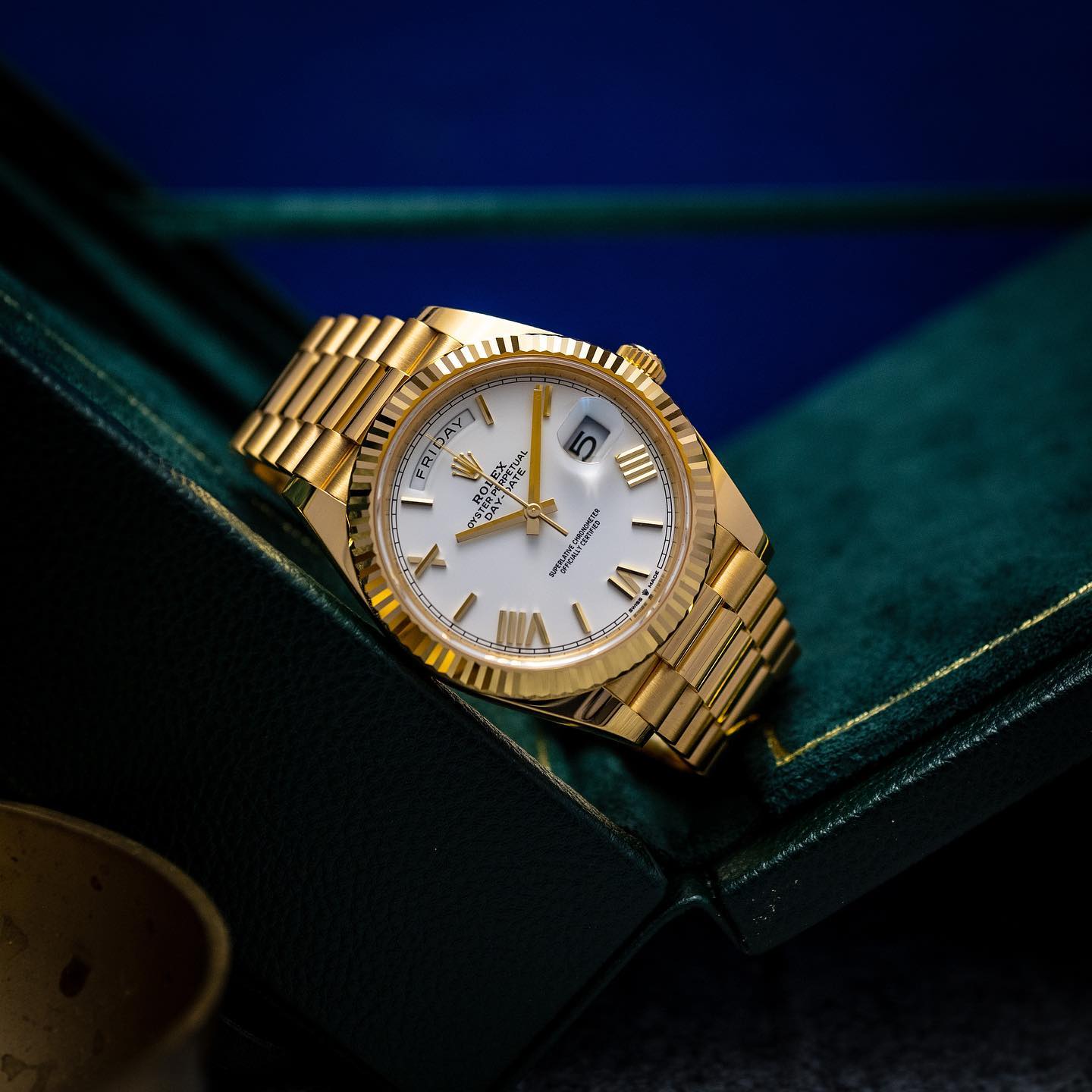 Rolex 228238 DAY-DATE 40MM PRESIDENT 18K YELLOW GOLD SILVER ROMAN DIAL - Orolen