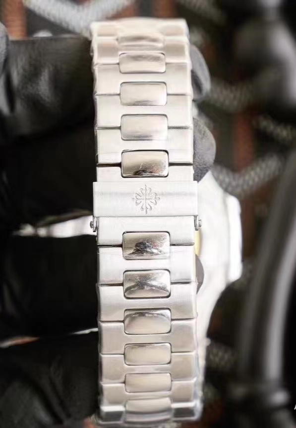 Patek Philippe Aftermarket 5711 Nautilus White Gold with Emeralds - Orolen