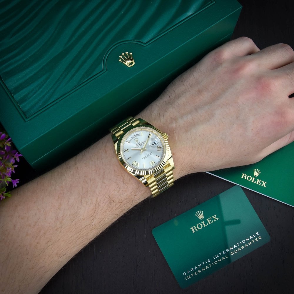 Rolex 228238 DAY-DATE 40MM PRESIDENT 18K YELLOW GOLD SILVER ROMAN DIAL - Orolen