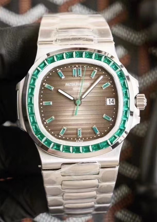 PAT€K PHIL!PPE Aftermarket 5711 Nautilus White Gold with Emeralds