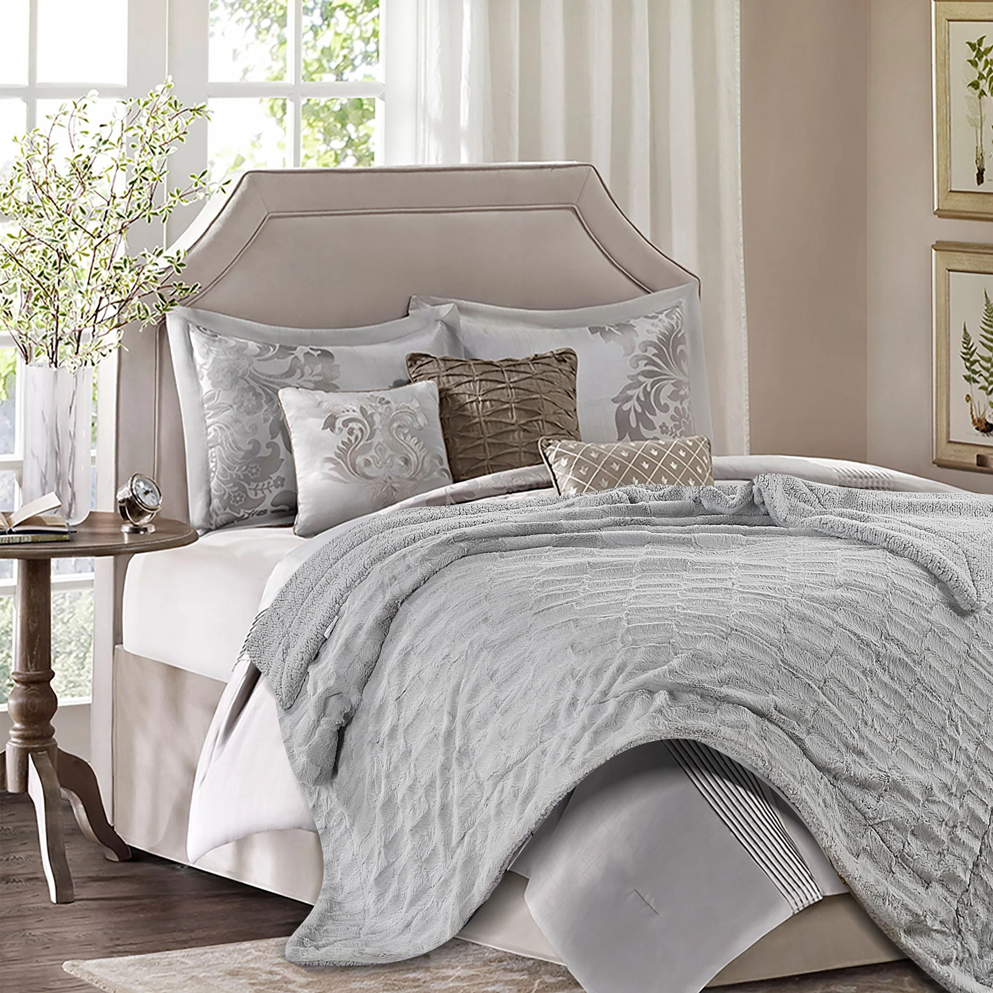 Deco Faux Fur Throw Blanket