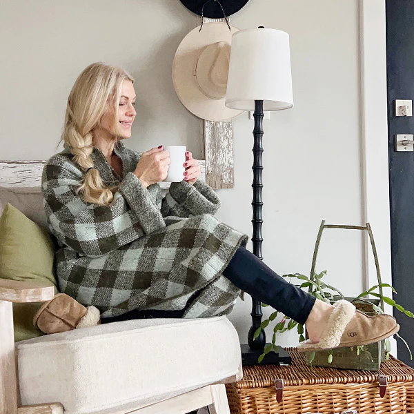 Modern Scalloped Base Floor Lamp