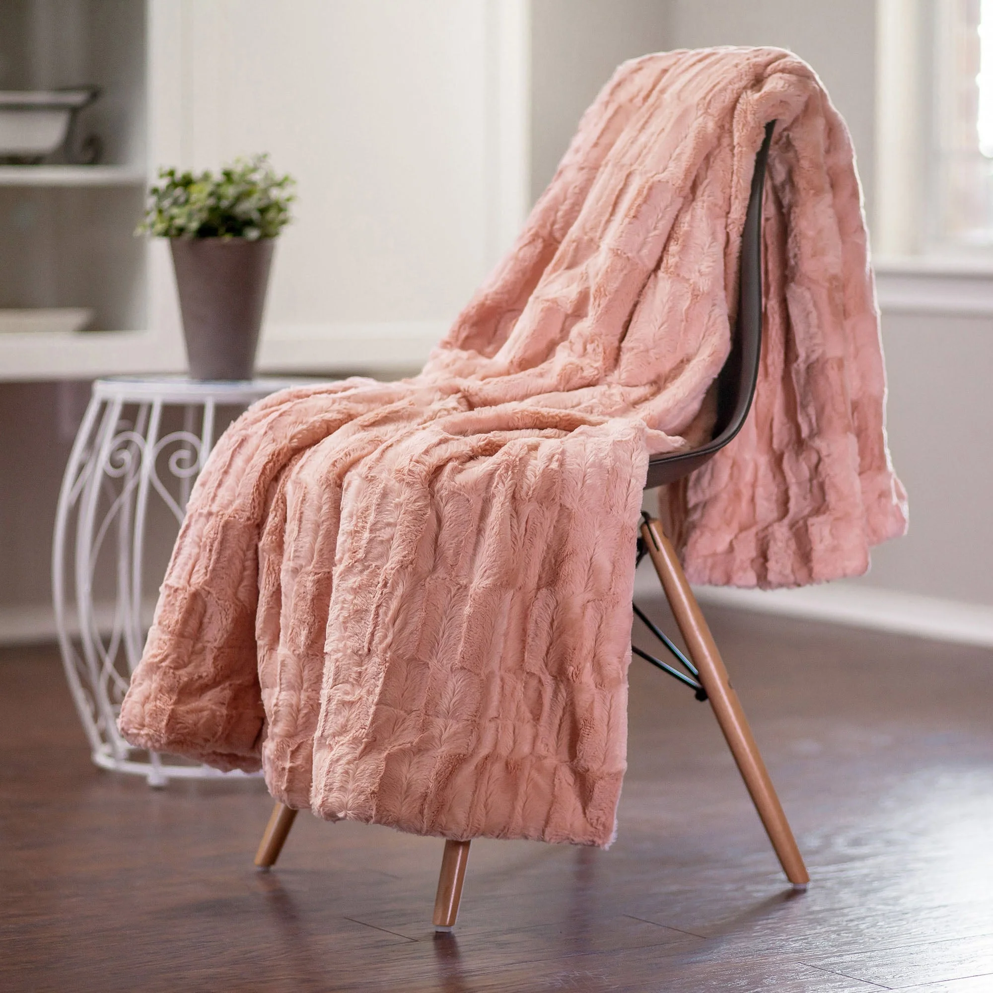 Deco Faux Fur Throw Blanket