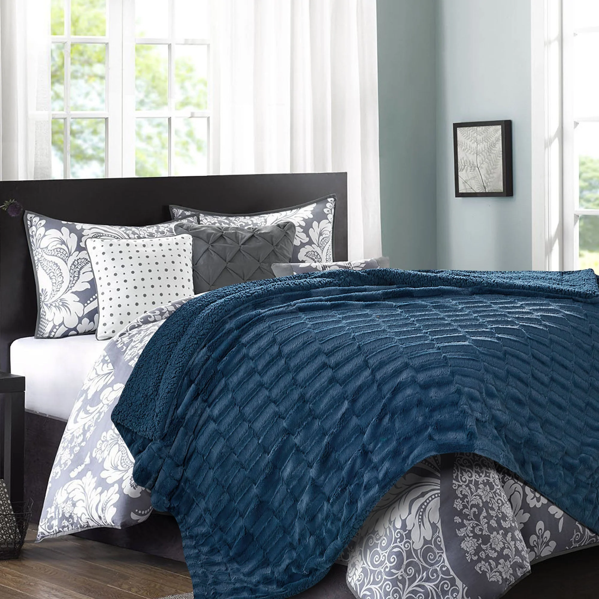 Deco Faux Fur Throw Blanket