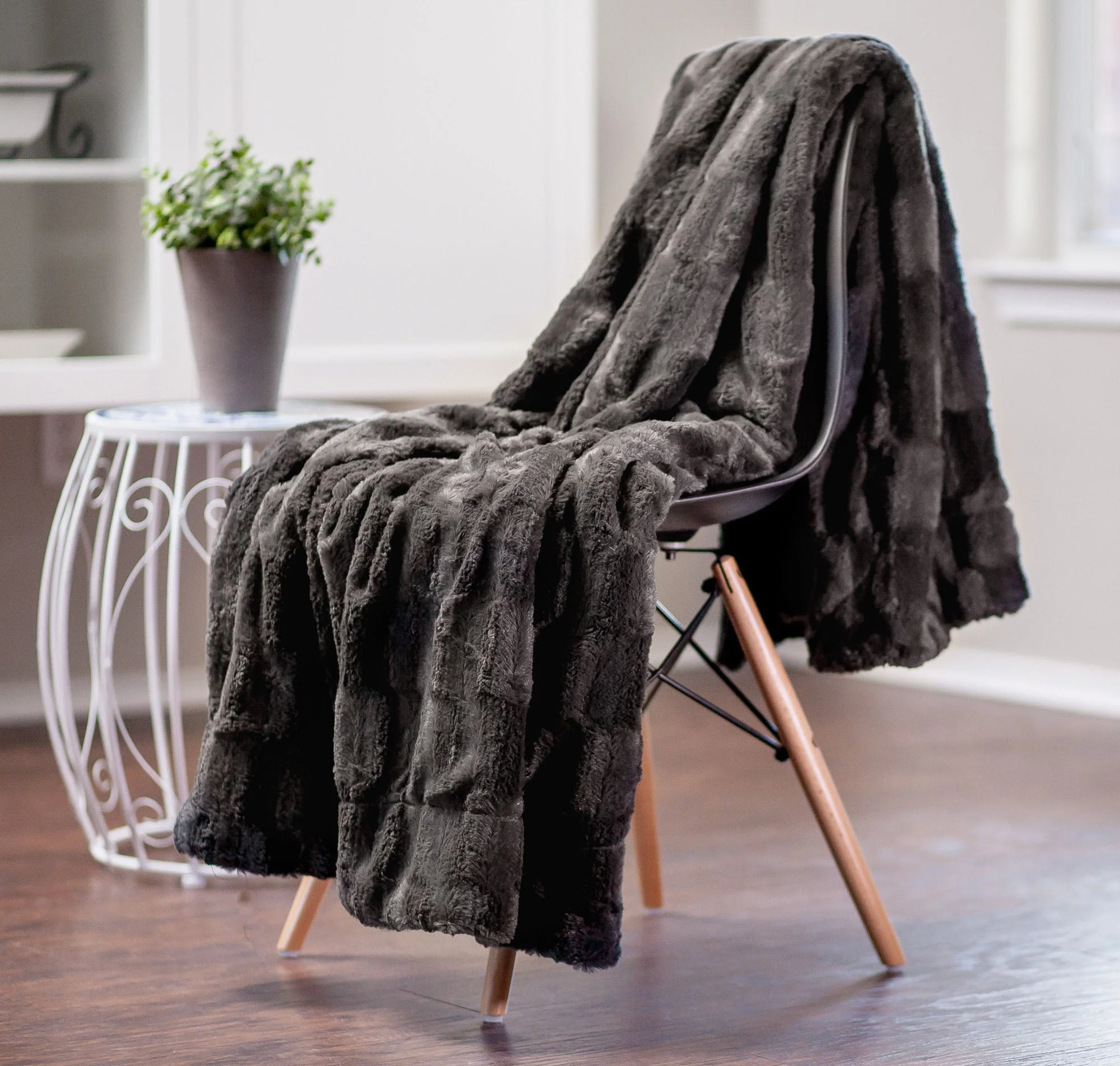 Deco Faux Fur Throw Blanket
