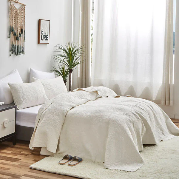 Ivory Paisley Matelassé Bedding Set, Pick Your Size