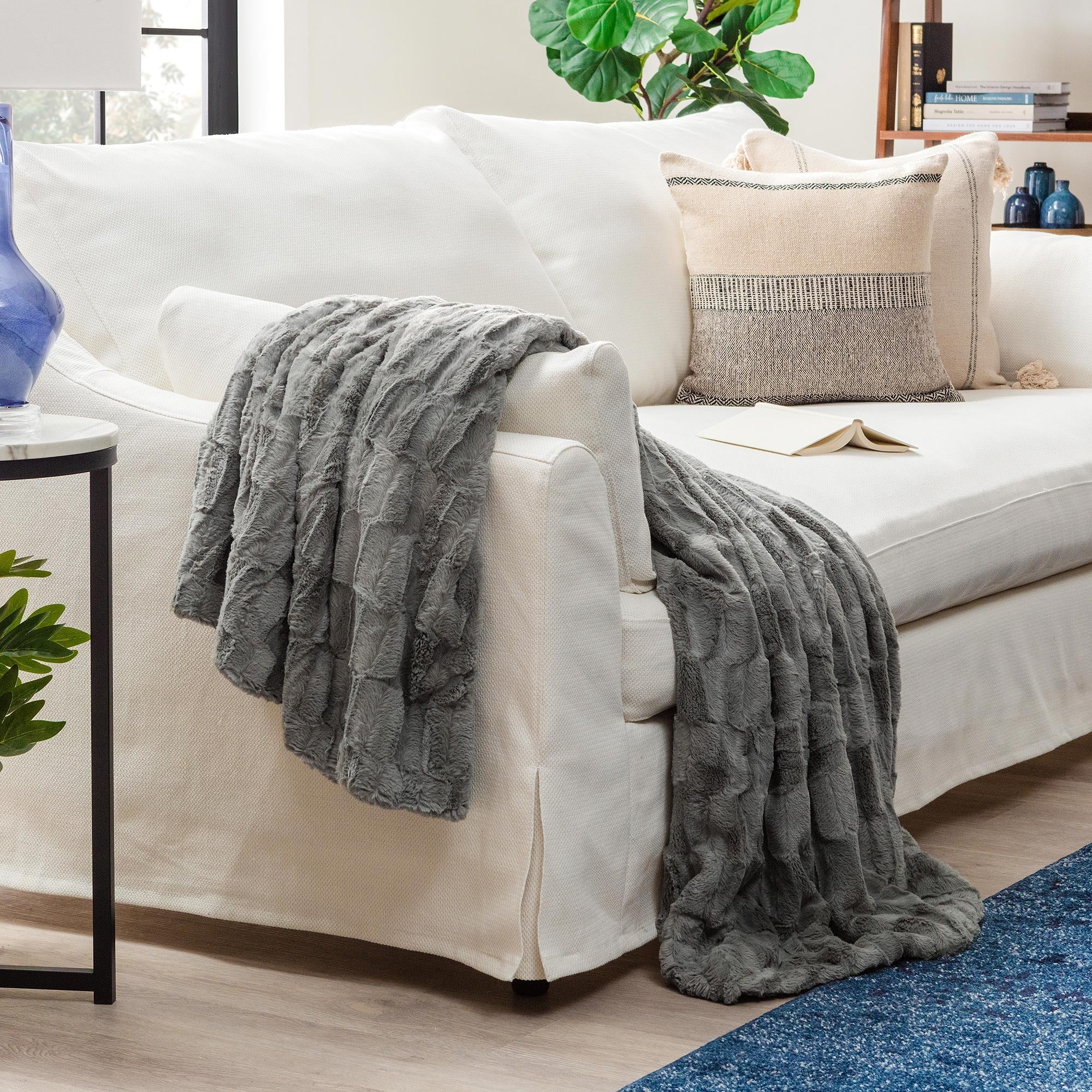 Deco Faux Fur Throw Blanket