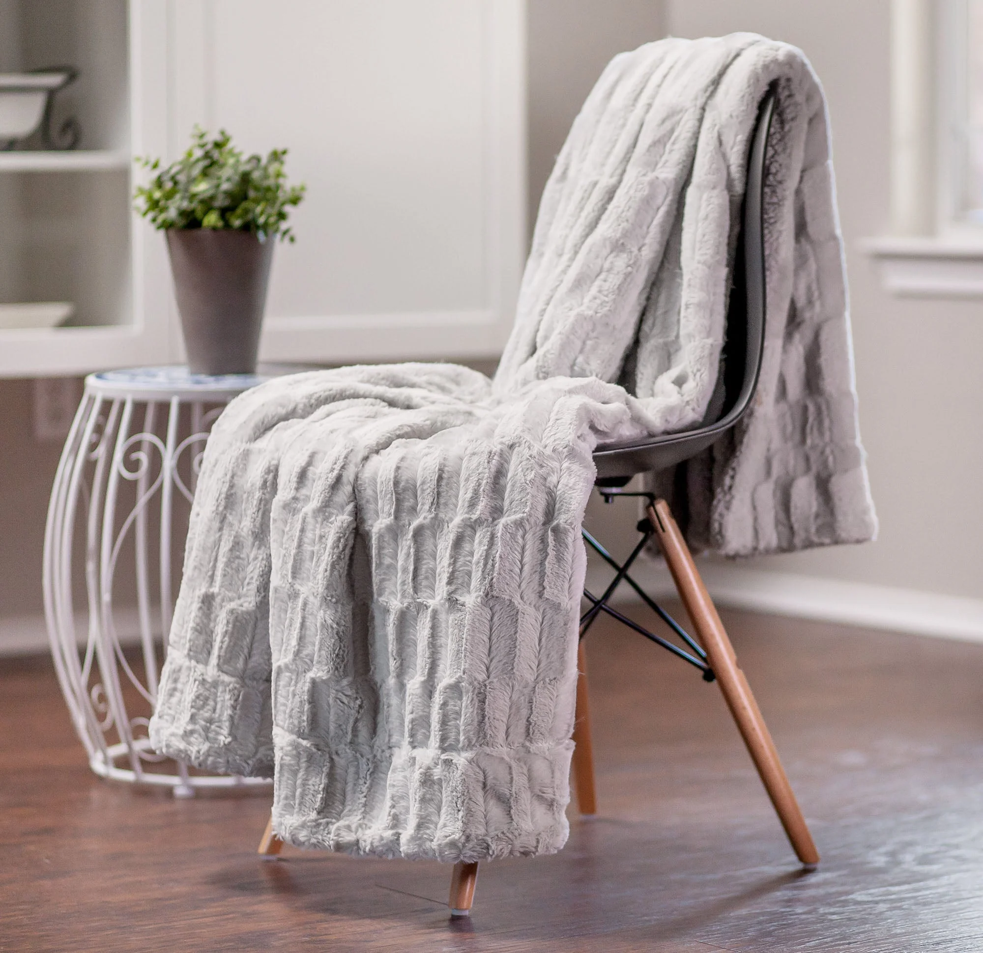 Deco Faux Fur Throw Blanket