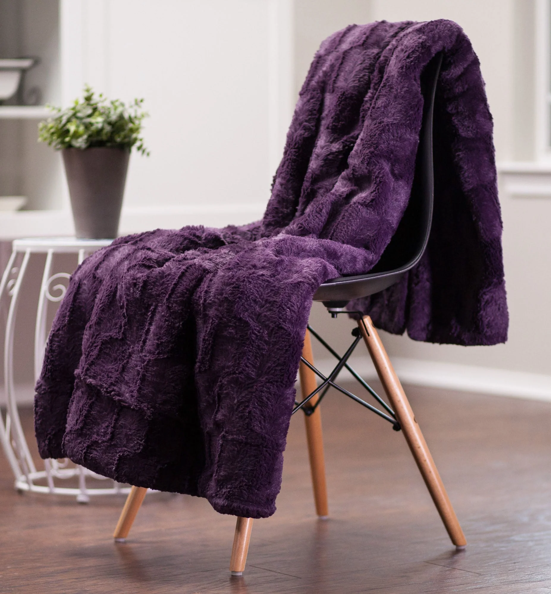 Deco Faux Fur Throw Blanket