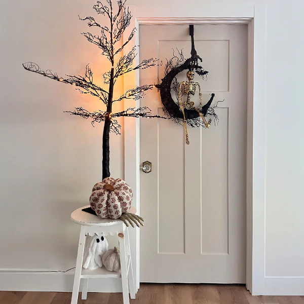 Cast Iron Indoor/Outdoor Skeleton Wreath Hanger