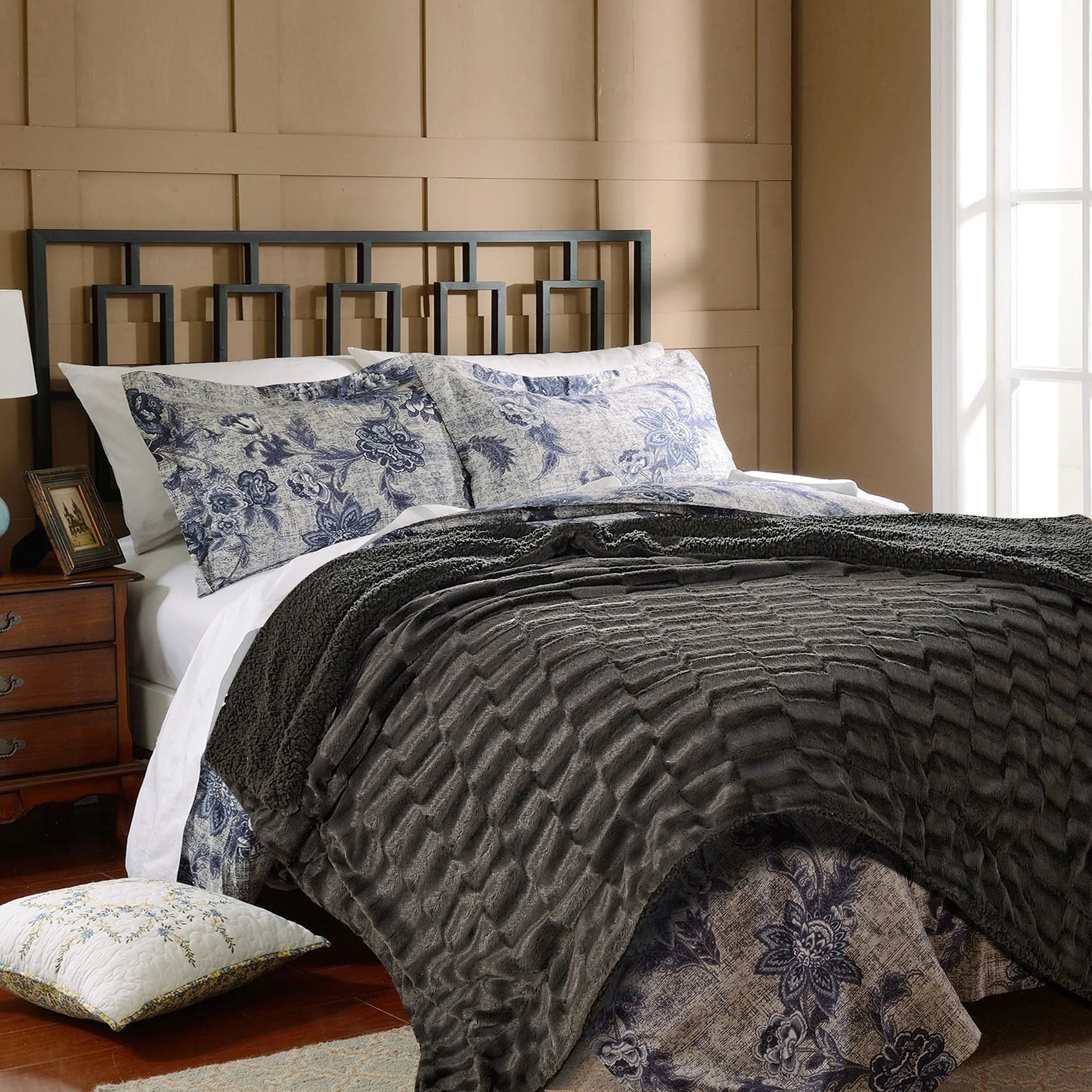 Deco Faux Fur Throw Blanket