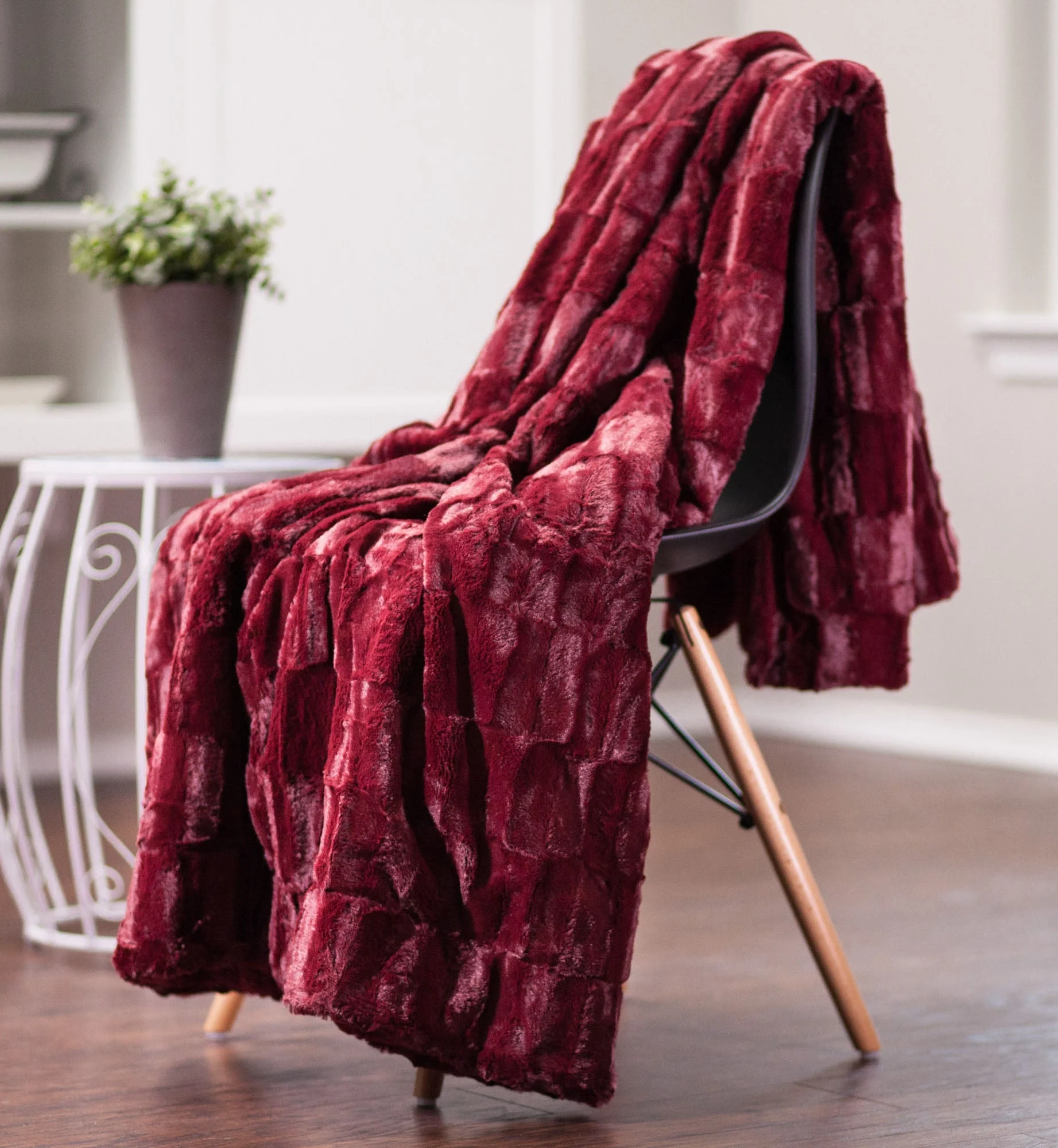 Deco Faux Fur Throw Blanket