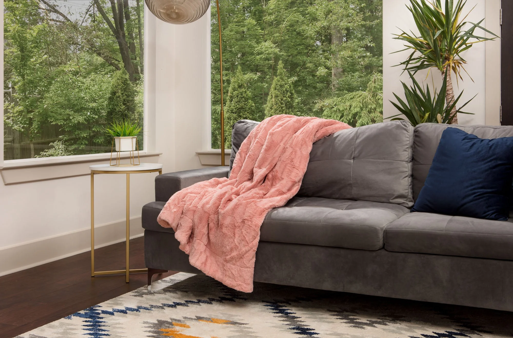 Deco Faux Fur Throw Blanket