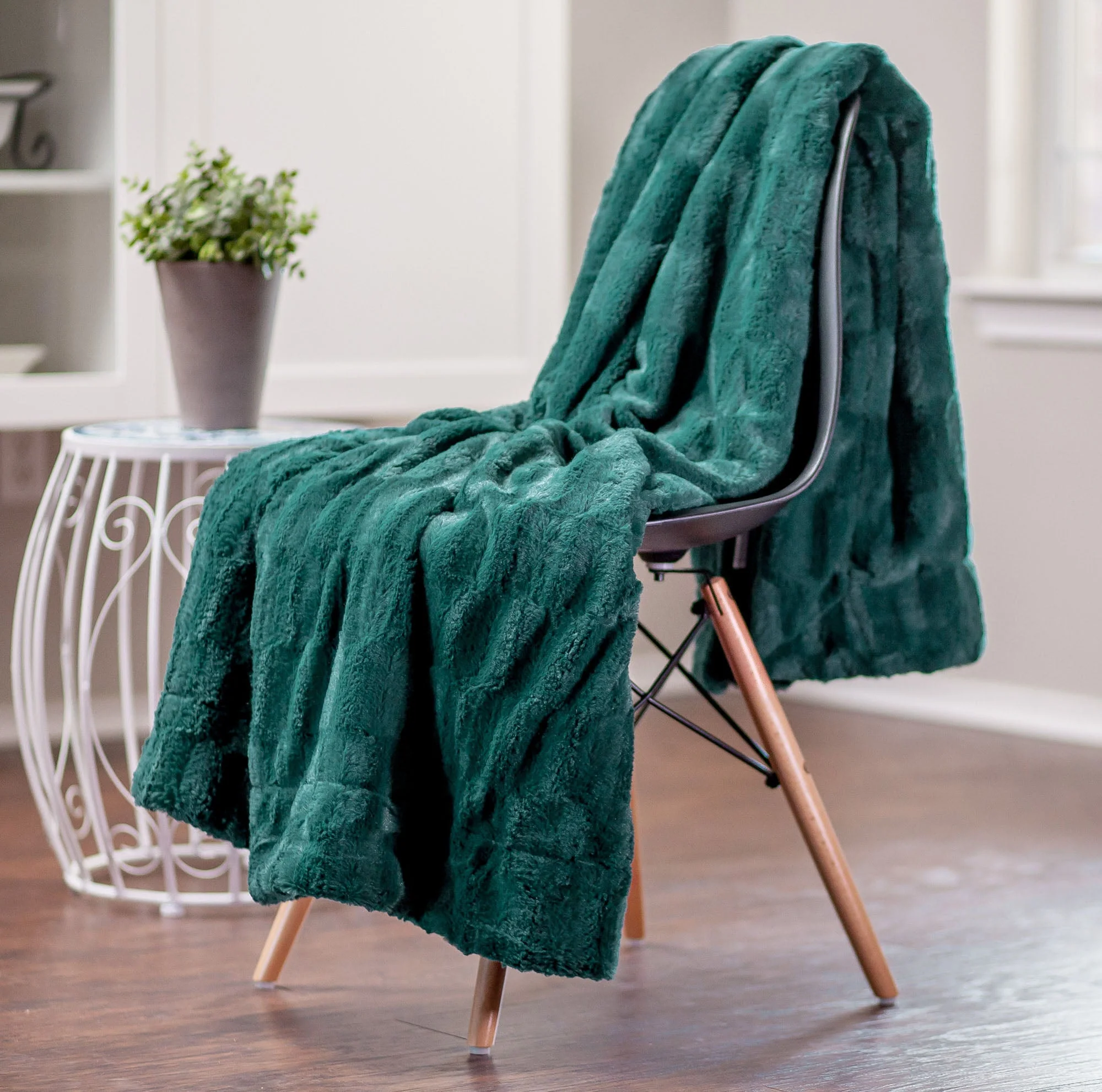 Deco Faux Fur Throw Blanket