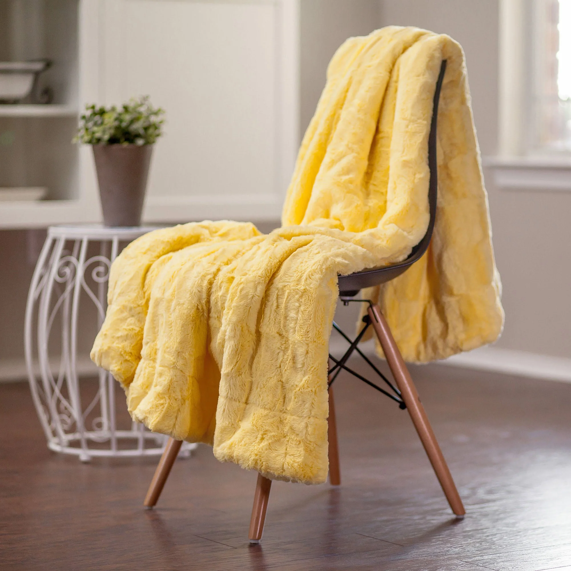 Deco Faux Fur Throw Blanket