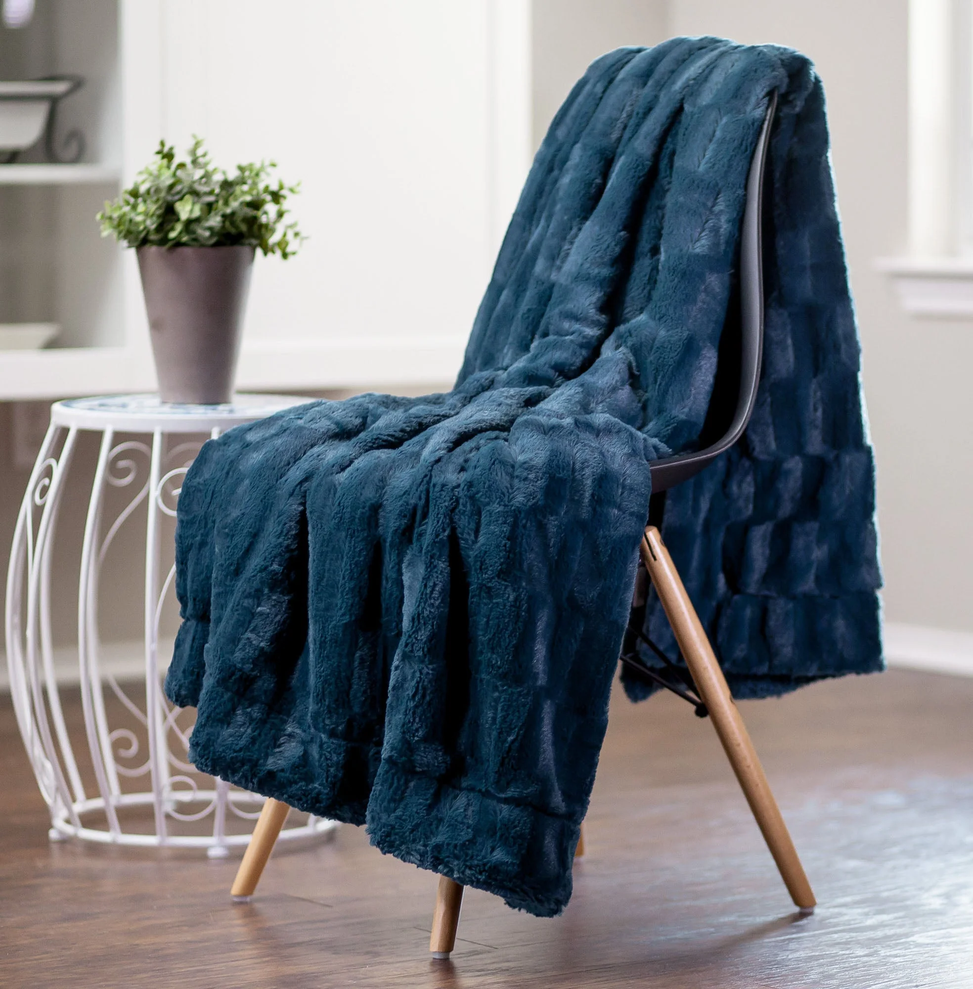Deco Faux Fur Throw Blanket