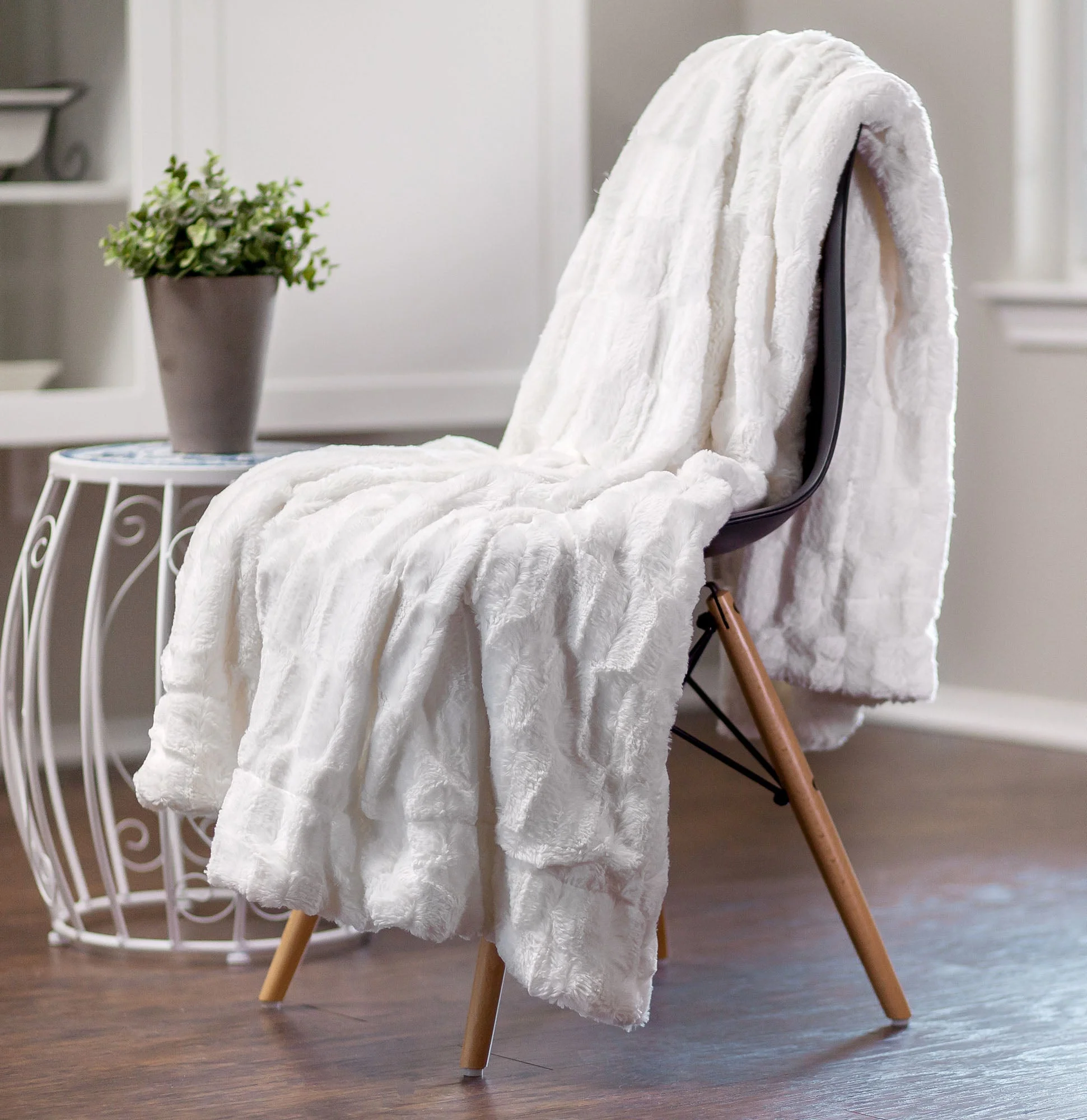 Deco Faux Fur Throw Blanket