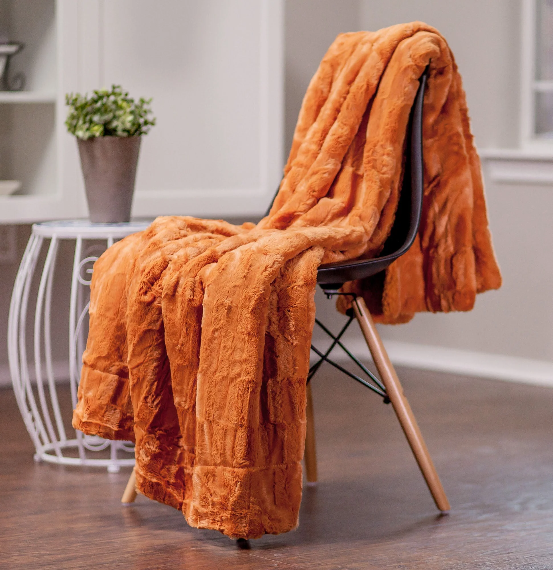 Deco Faux Fur Throw Blanket