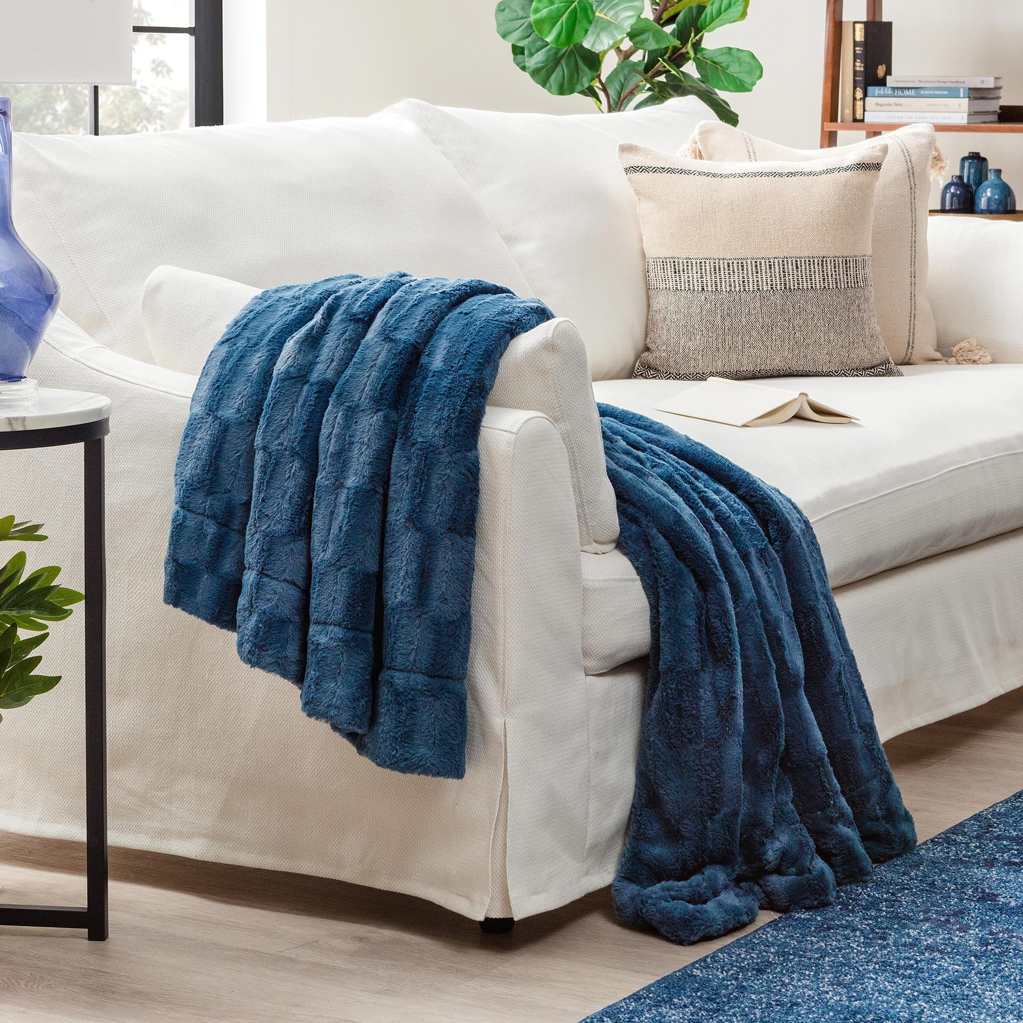 Deco Faux Fur Throw Blanket