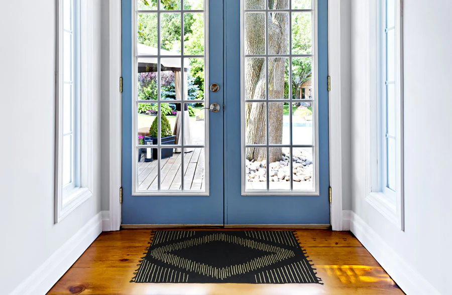 Tribal Inspired Black Diamond Accent Rug